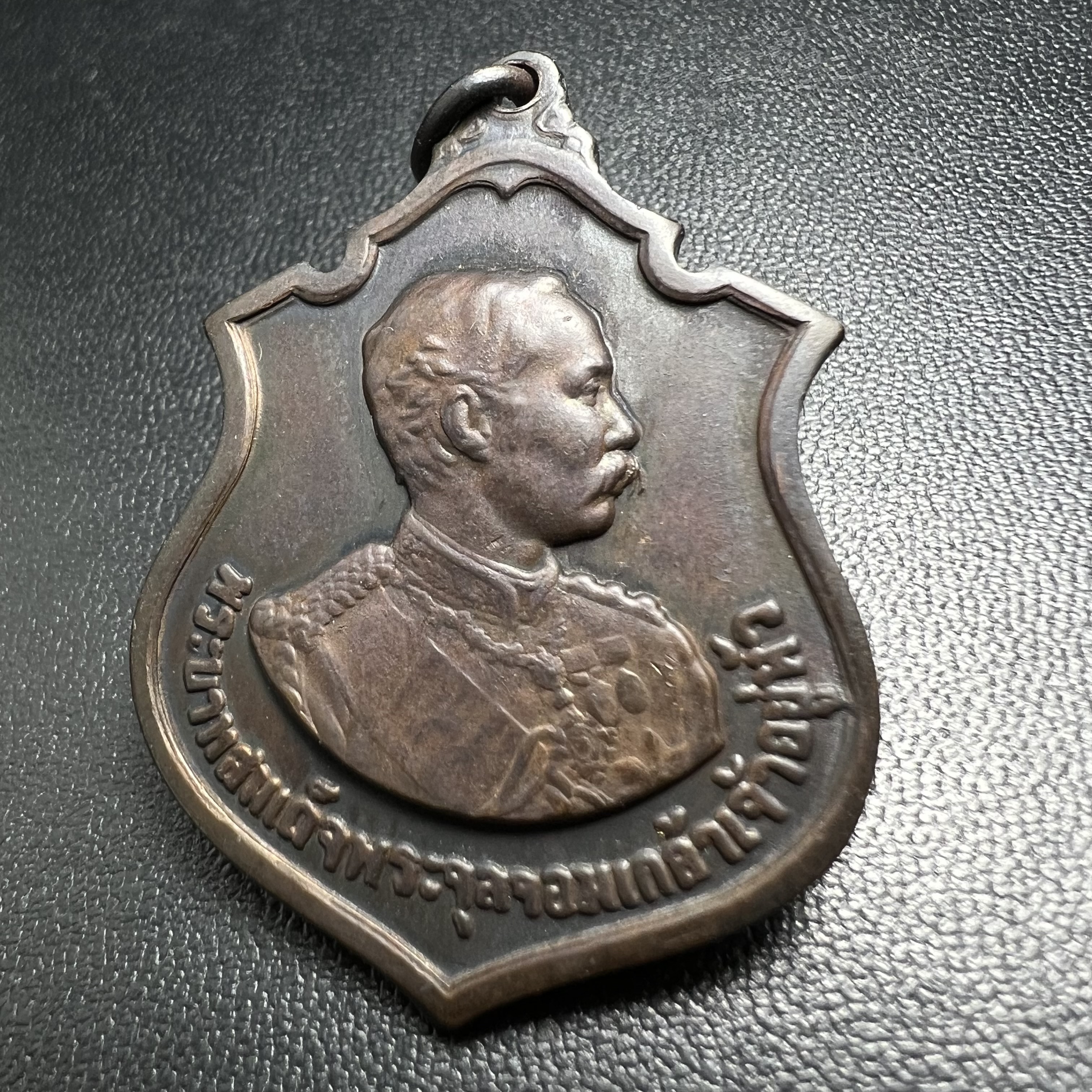 เหรียญรัชกาลที่ 5 ครบรอบ 80 ปี โรงเรียนนายร้อยพระจุลจอมเกล้า ปี2510(รุ่นเเรก) เนื้อทองแดง(คัดสวยสภาพเหรียญสวย สวย แบบนี้ปัจจุบันหายากมากแล้ว)หลวงปู่ทิม , หลวงปู่โต๊ะ และเกจิมีชื่อในยุคต้นปี 2500 หลายรูปร่วมปลุกเสก (พระดี ปีลึก พิธีใหญ่)