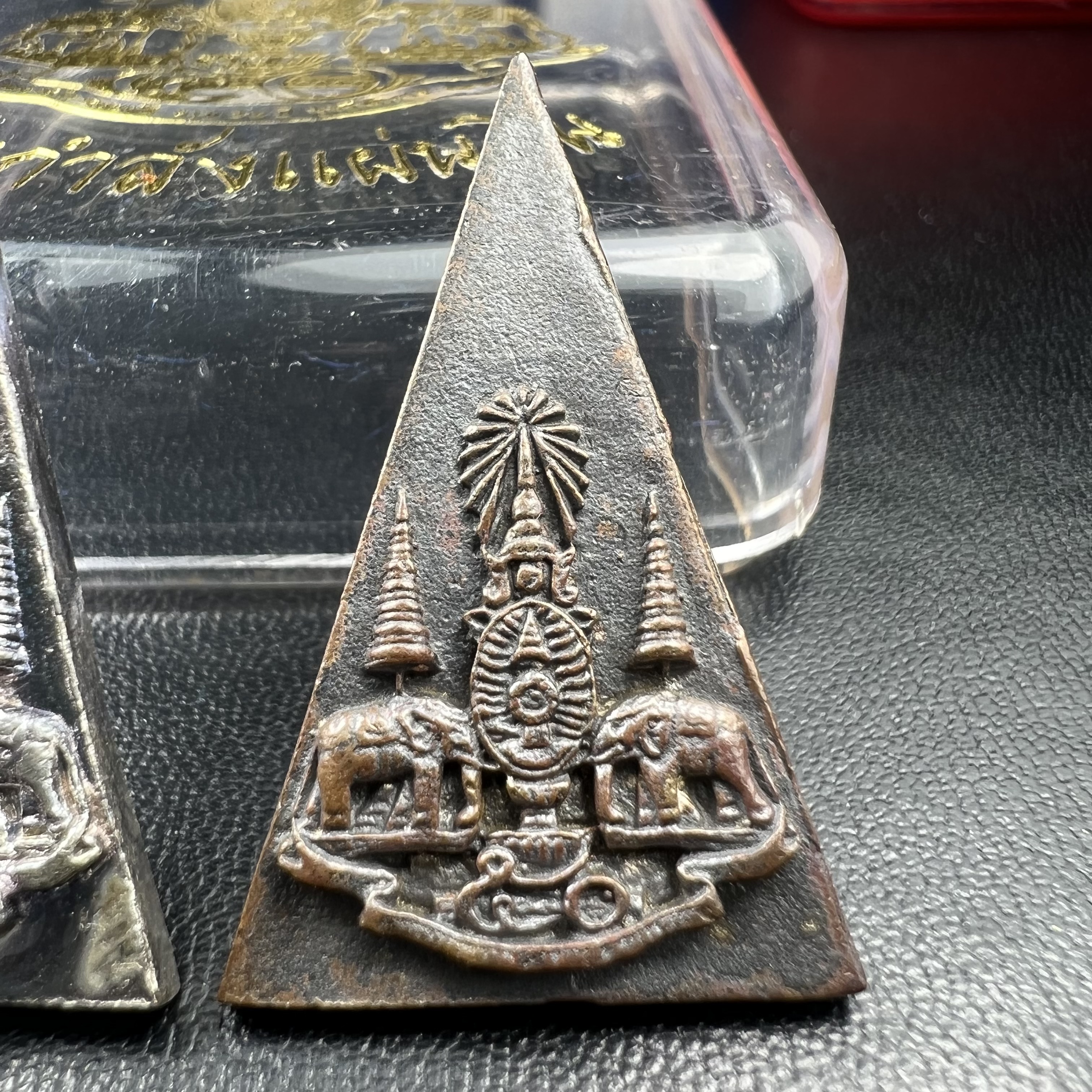 พระกำลังแผ่นดิน (สมเด็จจิตรลดา2) จัดสร้างเฉลิมพระเกียรติ ร.9 ครองราชย์ 50 ปี 2539 เนื้อเงิน(ผิวเดิมกลับดำ รุ้งๆสวย)+เนื้อนวโลหะ(สร้างน้อยหายาก)พร้อมกล่องบรรจุเดิมครบสมบูรณ์(1ใน2539องค์)