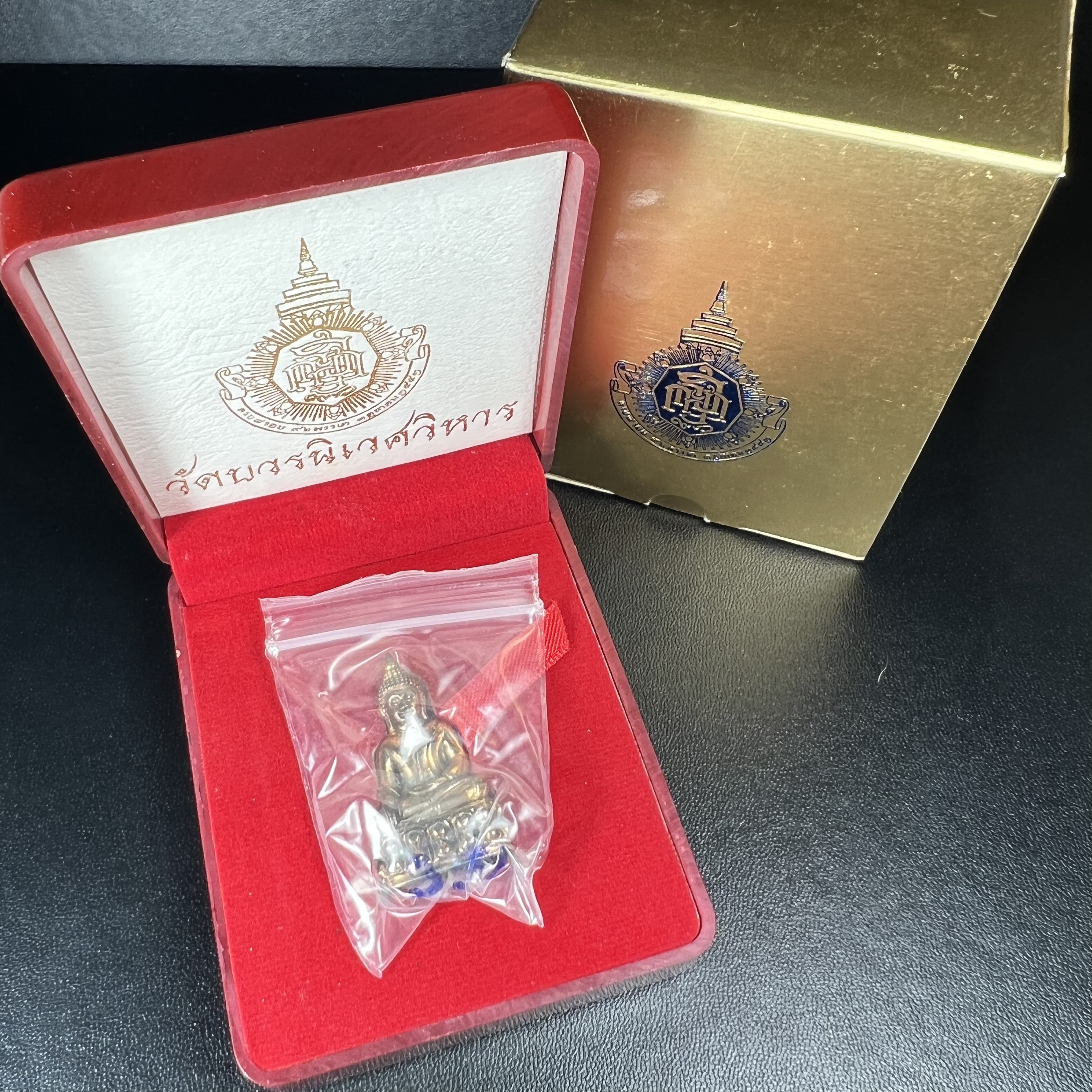 พระกริ่ง 8 รอบ ญสส. 96 พรรษา สมเด็จพระญาณสังวร สมเด็จพระสังฆราช สกลมหาสังฆปรินายก วัดบวรนิเวศวิหาร ปี 2552 เนื้อนวโลหะเต็มสูตรแก่ทองคำ(1 ใน 2999 องค์)