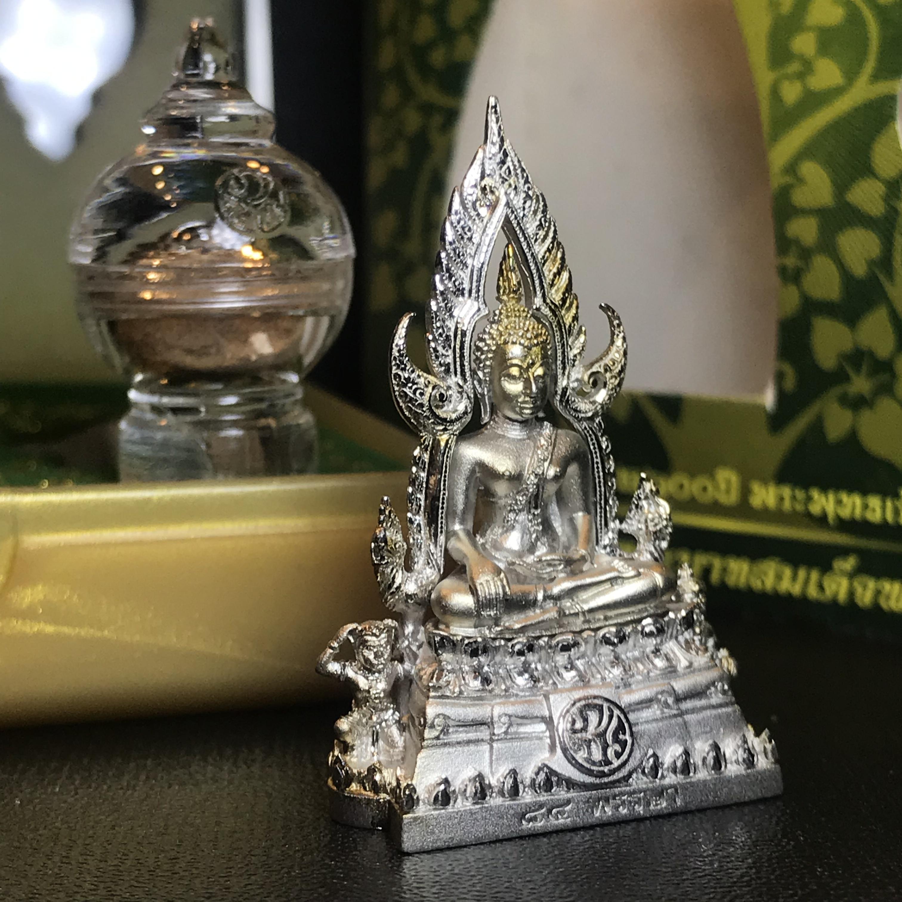 พระพุทธชินราช(จำลอง) ภปร. 84 พรรษา เนื้อเงินชุบทองคำขาว พิมพ์กลางขนาดหน้าตัก 1/2 นิ้ว(1ใน5000องค์) )(พระราชทานมวลสาร จิตรลดาและเส้นพระเจ้า(เส้นผม)รัชกาลที่9)