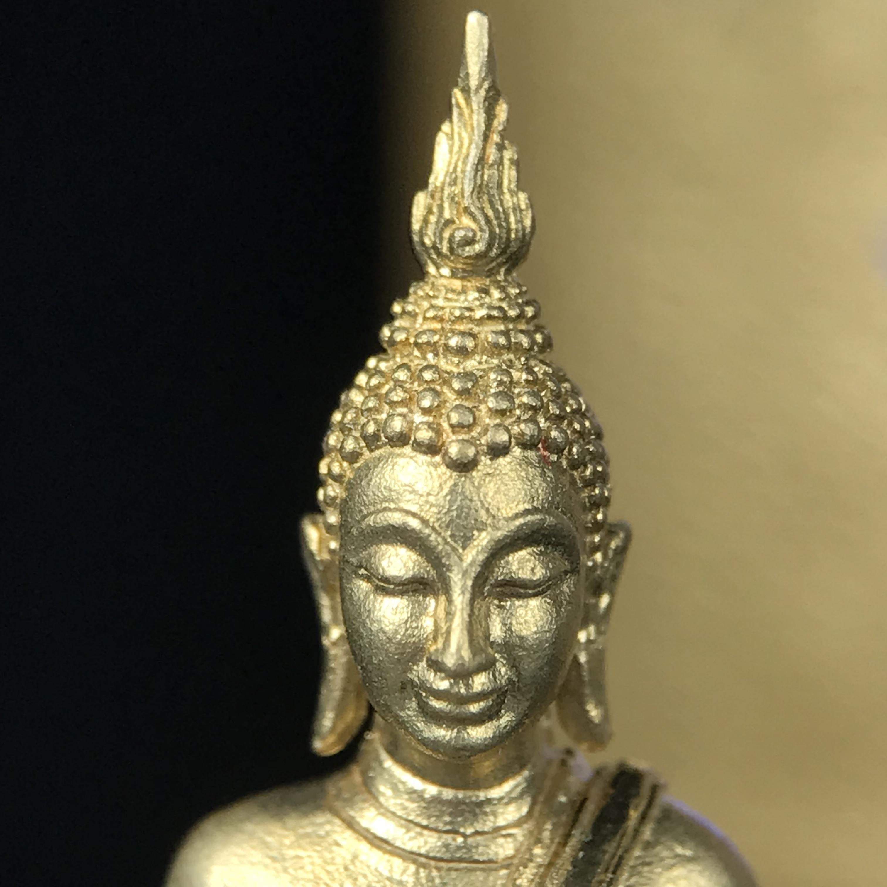 พระกริ่งพระพุทธนวราชบพิตร ตรากาญจนาภิเษกครองสิริราชสมบัติครบ 50 ปี รัชกาลที่ 9 ปี 2540 เนื้อทอง93(หายากพบเจอน้อยมาก) ขนาดสูง 3.2 ซม. พุทธศิลป์สวยงดงามและพิธีใหญ่วัดพระแก้ว(พุทธนวราชบพิตร นิมิตรหมายแห่งความสามัคคี ด้วยไมตรีแห่งองค์พระภูมิพล)