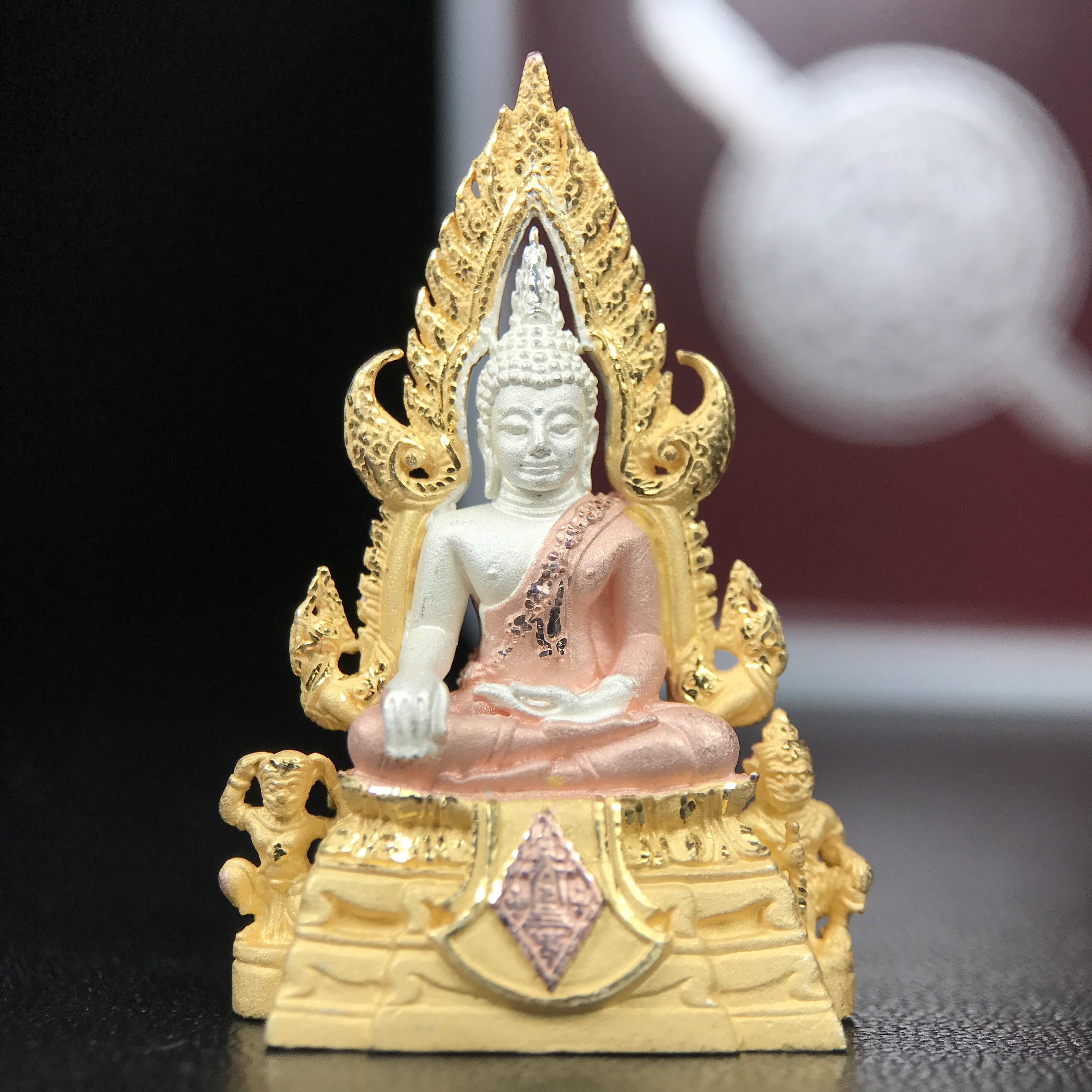 พระพุทธชินราช รุ่น ประวัติศาสตร์ มูลนิธิเพื่อตำรวจไทยจัดสร้าง ปี 2562 เนื้อเงินชุบสามกษัตริย์ขัดเงา พิมพ์พระพุทธชินราช ลอยองค์ แบบจิวเวอร์รี่(ขนาดสูง 3.5 ซม.) (สภาพ สวย ซีนซองเดิม กล่องบบรรจุเดิมครบสมบูรณ์)1 ใน 1999 องค์)