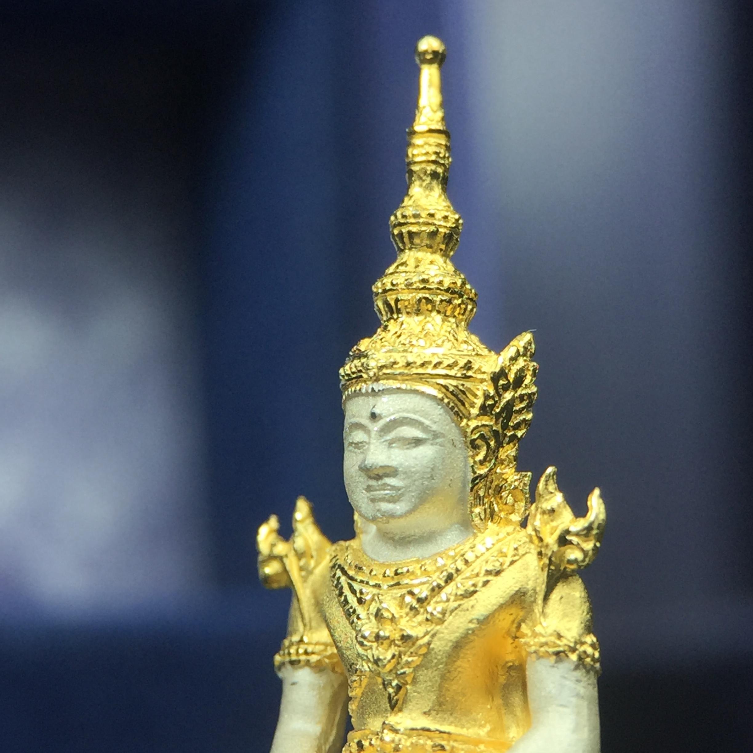พระแก้วมรกต ภปร. ปี2547 จัดสร้างโดย รพ.ภูมิพลฯ เนื้อเงิน (3 กษัตริย์)ลอยองค์ หน้าตัก 1/2 นิ้ว งดงามทรงคุณค่าอีกหนึ่งรุ่นยอดนิยม หายาก(1ใน3000องค์)