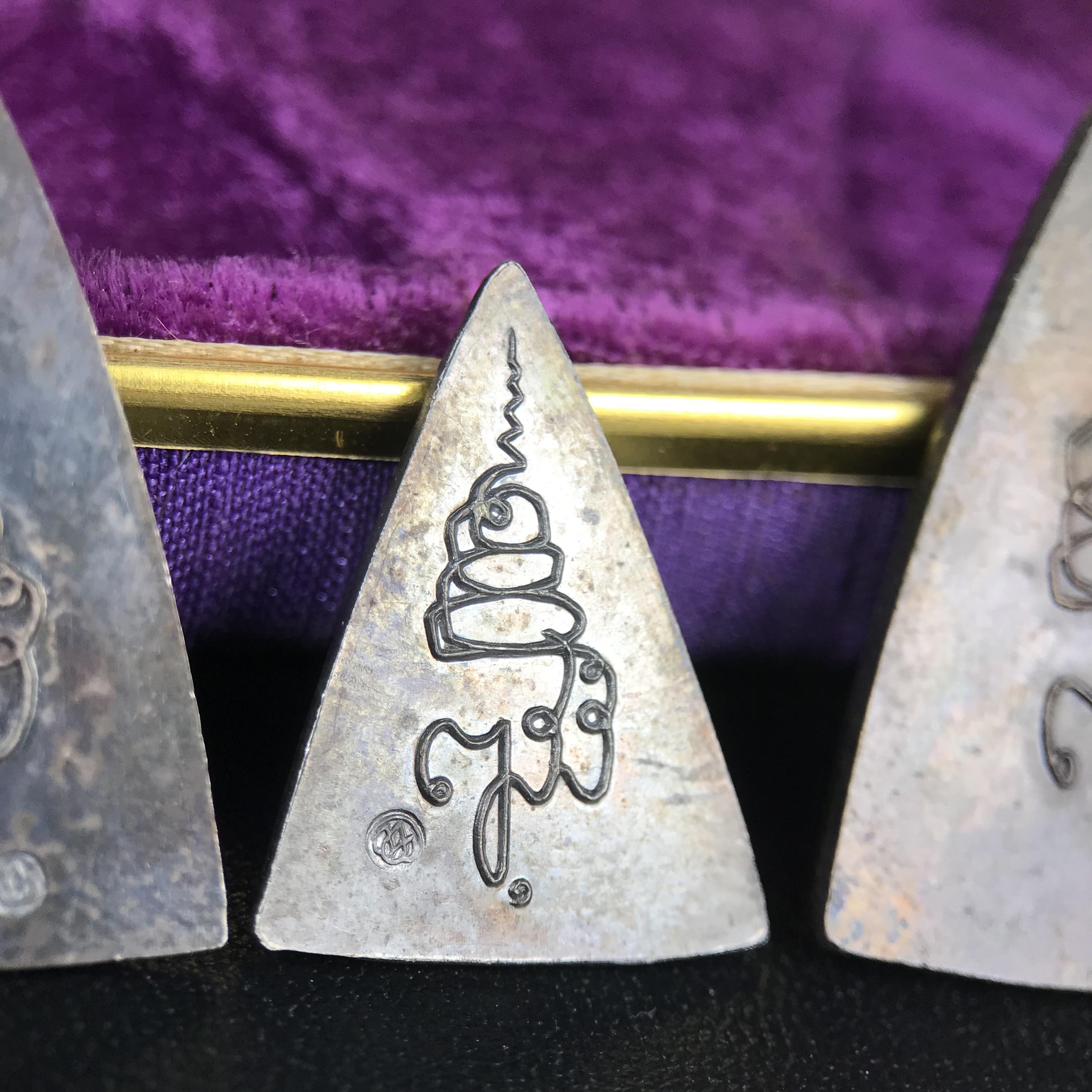 เหรียญสมเด็จนางพญาคุณากร หลัง ญสส. ปี 2532 ชุดเนื้อเงินและเนื้อนวโลหะ พิมพ์ใหญ่คู่พิมพ์เล็ก(ชุดพิเศษกรรมการ 1 ใน 500 ชุด) พิธีใหญ่ สภาพสวยผิวเดิมพร้อมกล่องบรรจุเดิมกำมะหยี่สีม่วงสัญลักษณ์ “สธ” สมเด็จพระเทพฯ ครบสมบูรณ์***ชุดแจกกรรมการพบเจอน้อย หายาก***