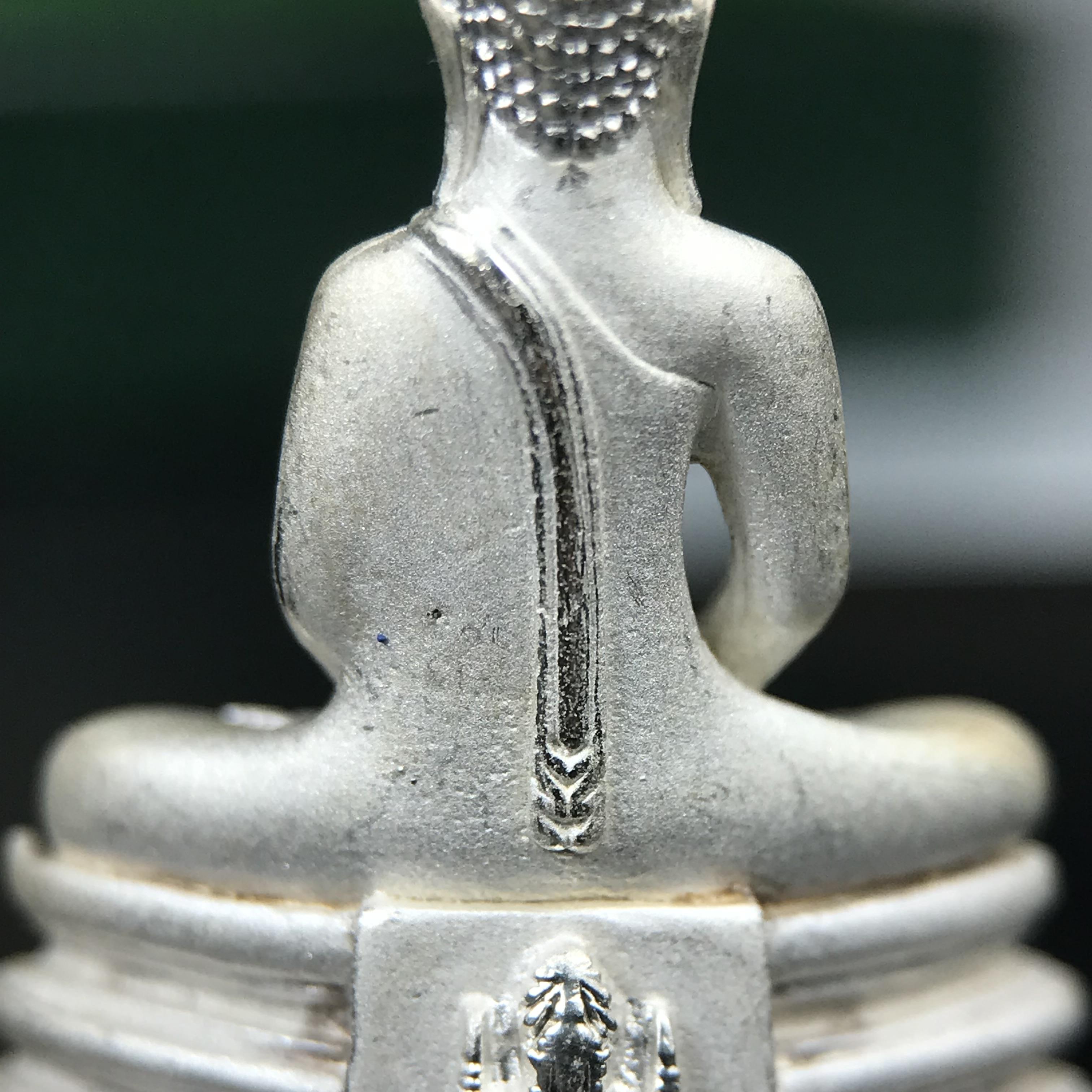 พระพุทธโสธร ภปร. รุ่นย้อนยุค สร้างพระอุโบสถ สมาคมชาวฉะเชิงเทรา จัดสร้าง ปี 2539 วโรกาสครองสิริราชสมบัติครบ 50 ปี เนื้อเงินทรายนวลขัดเงาบางส่วน พร้อมกล่องบรรจุและใบรับรองเดิม