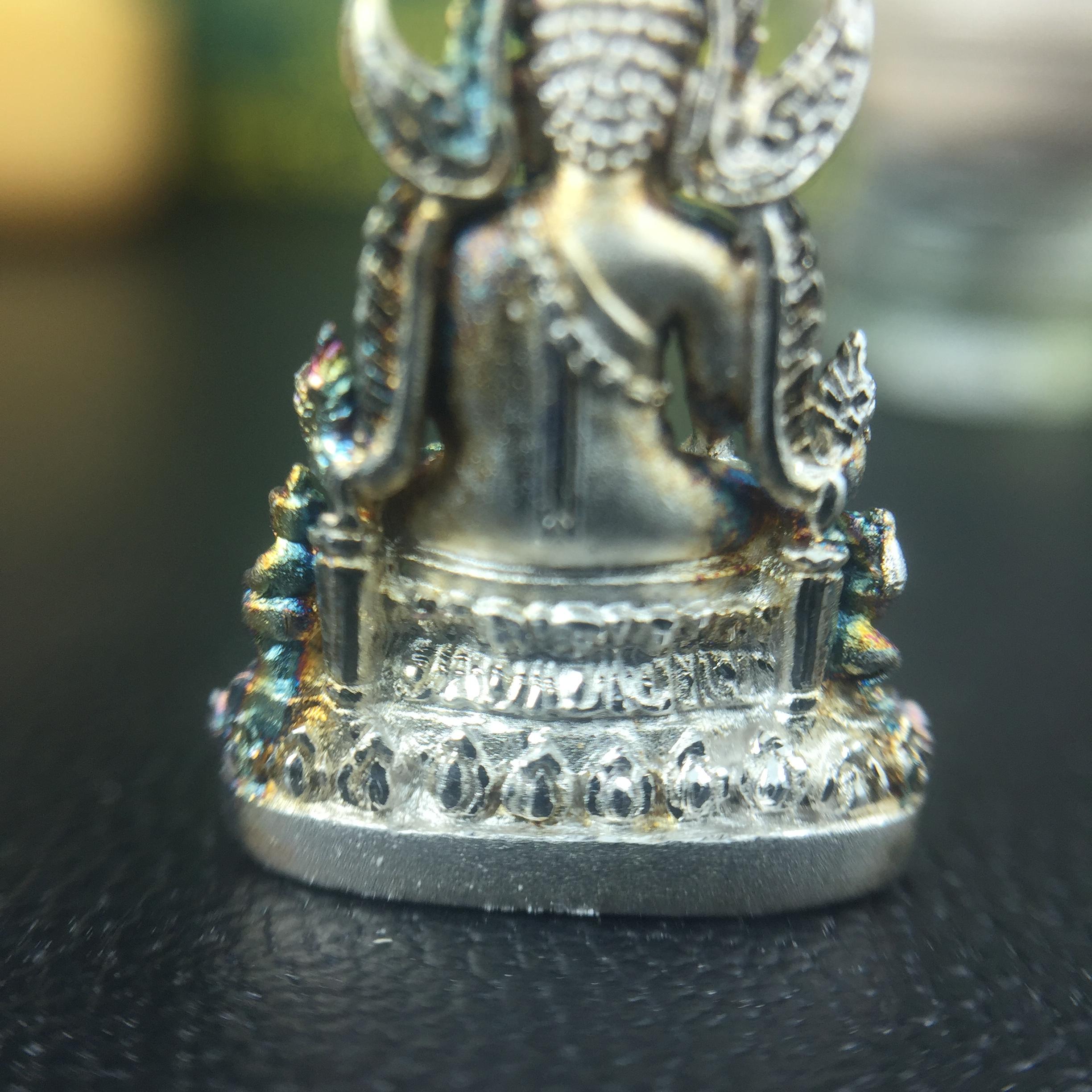 พระพุทธชินราช(จำลอง) ภปร. 84 พรรษา เนื้อเงินชุบทองคำขาว พิมพ์เล็กขนาดหน้าตัก 1/4 นิ้ว (สภาพผิวเดิมสวย ขึ้นสีรุ้งธรรมชาติ แบบนิยม)(พระราชทานมวลสาร จิตรลดาและเส้นพระเจ้า(เส้นผม))