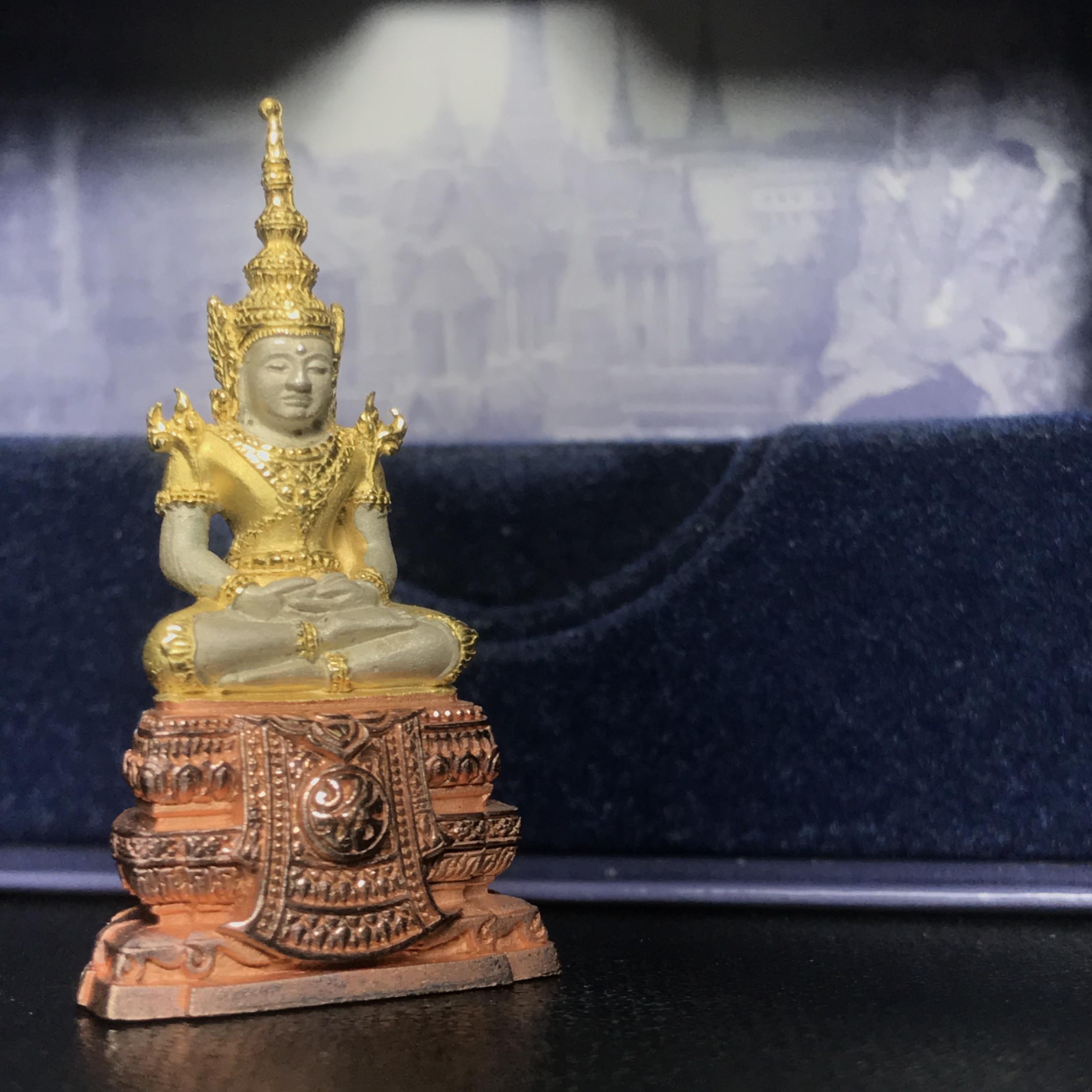 พระแก้วมรกต ภปร. ปี2547 จัดสร้างโดย รพ.ภูมิพลฯ เนื้อเงิน (3 กษัตริย์)ลอยองค์ หน้าตัก 1/2 นิ้ว(1ใน3000องค์)