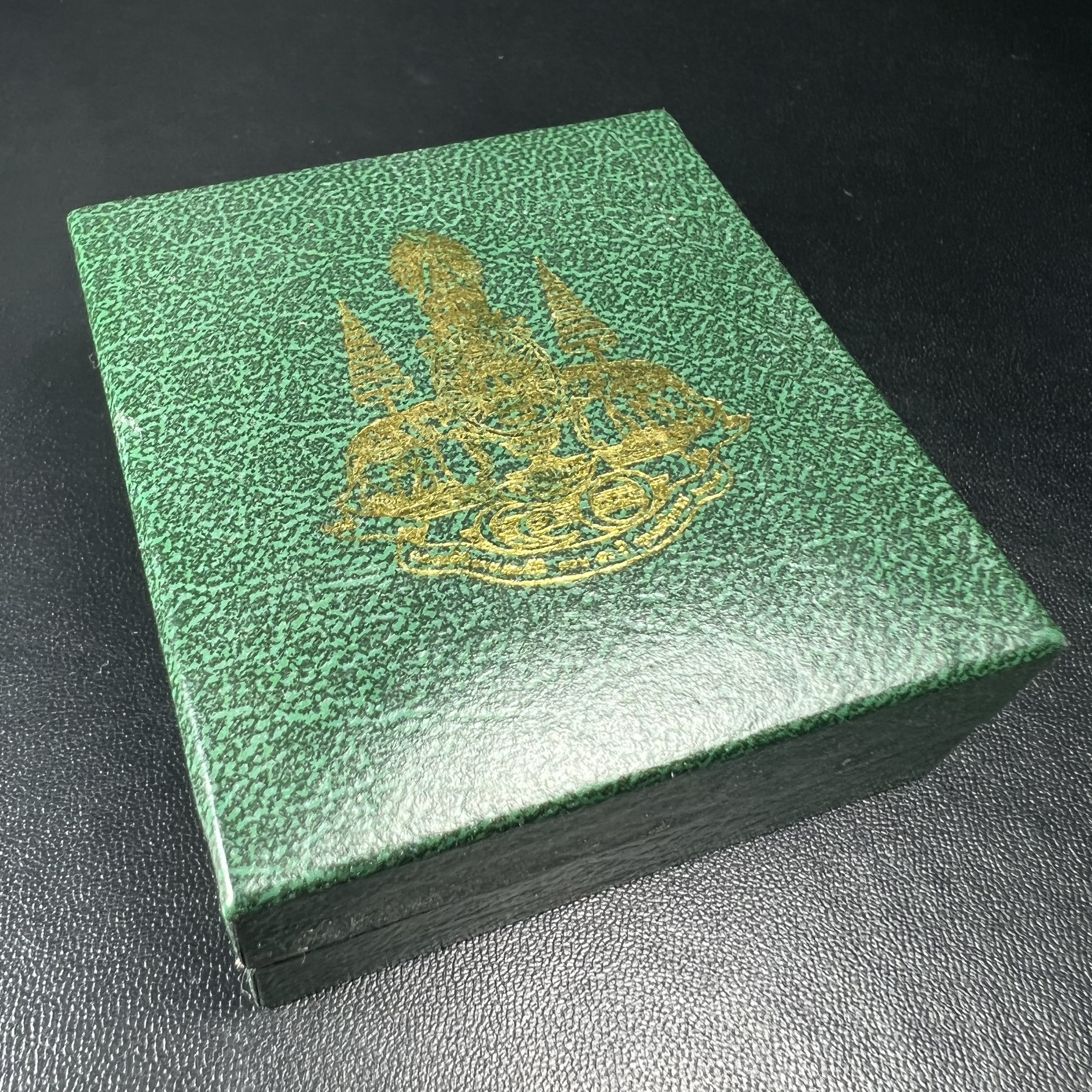 พระพุทธโสธร ภปร. รุ่นย้อนยุค สร้างพระอุโบสถ สมาคมชาวฉะเชิงเทรา จัดสร้าง ปี 2539 วโรกาสครองสิริราชสมบัติครบ 50 ปี เนื้อเงินสามกษัตริย์ทรายนวลขัดเงาบางส่วน(ผิวเดิม) พร้อมกล่องบรรจุและใบรับรองเดิม