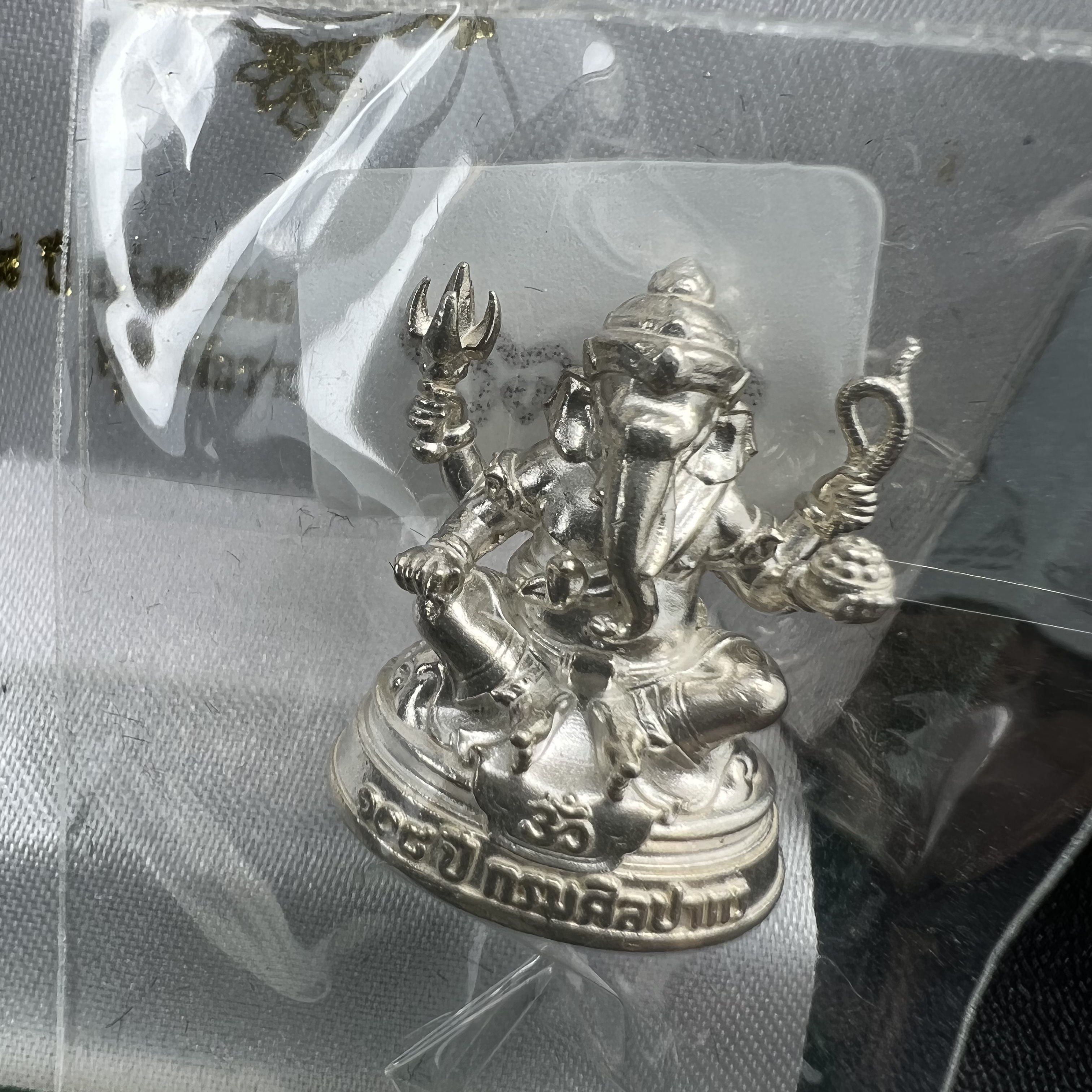 พระพิฆเนศวร รุ่น 108 ปี แห่งการสถาปนากรมศิลปากร ปี 2562 เนื้อเงิน ขนาดลอยองค์ หน้าตัก 1/2 นิ้ว(ขนาดประมาณ 1.8 x 2.1 ซม.)(พิธีใหญ่ มวลสารดี)(มีโค๊ดและหมายเลขกำกับเลข)1 ใน 1999 องค์