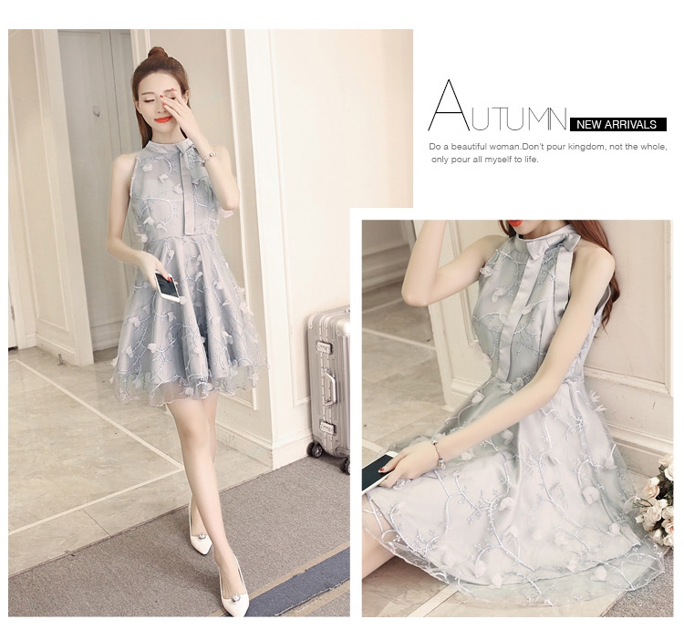 ชุดเดรสสั้นผ้าโปร่งปักลายดอกไม้ ตกแต่งดอกไม้ผ้าโปร่ง สีเทา แขนกุดคอติดโบว์ กระโปรงทรงเอ