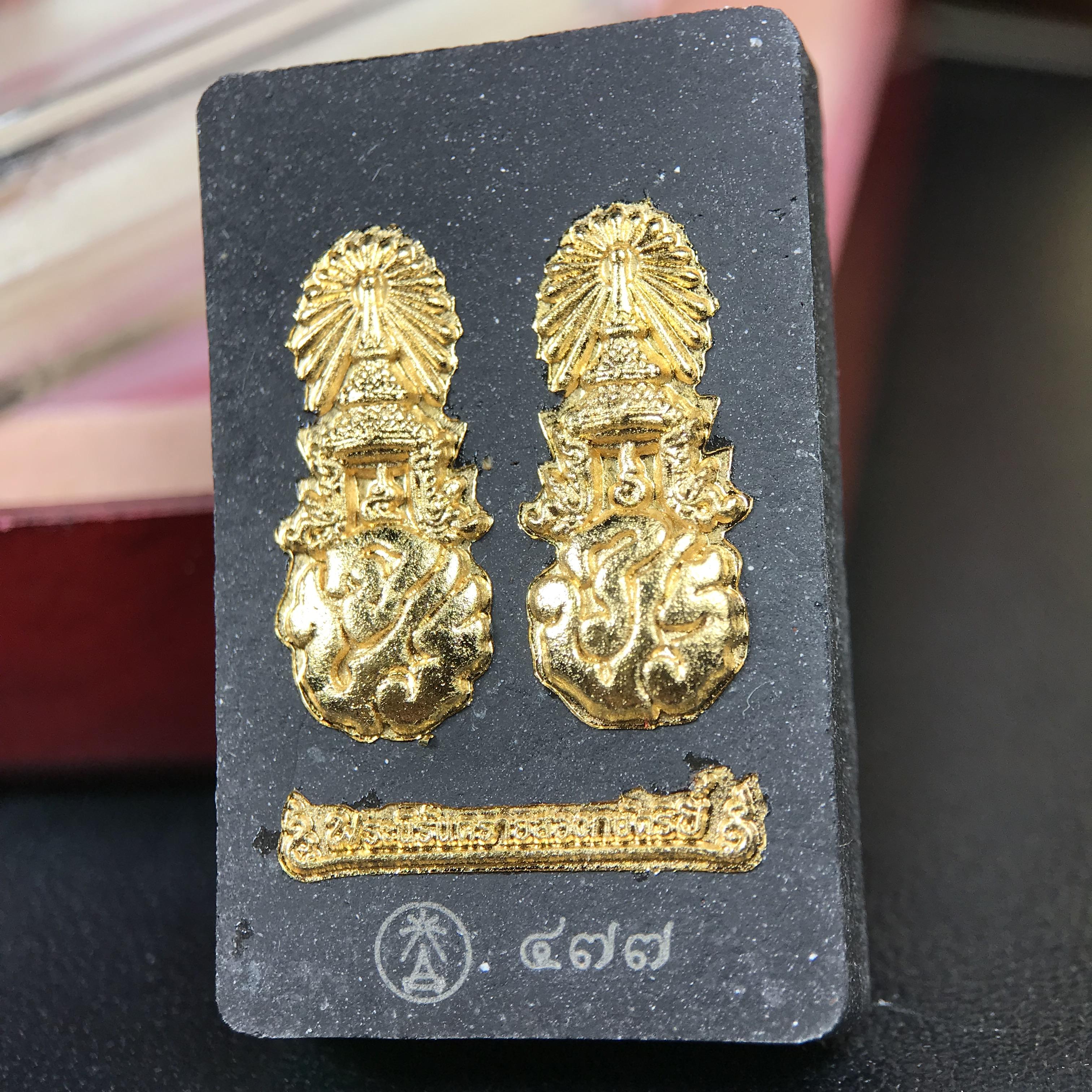 พระนิรันตรายสองกษัตริย์ มหาพุทธานุภาพแห่งแผ่นดิน ปี2552 "พระผู้ปกป้องคุ้มครองจากภัยอันตรายทั้งปวง" พระผงพิมพ์สมเด็จหน้าปัดทองสีดำด้านหลังปัดทอง เชิญอักษรพระปรมาภิไธยสองกษัตริย์(จปร.และ วปร.) พร้อมกล่องบรรจุเดิมครบชุด