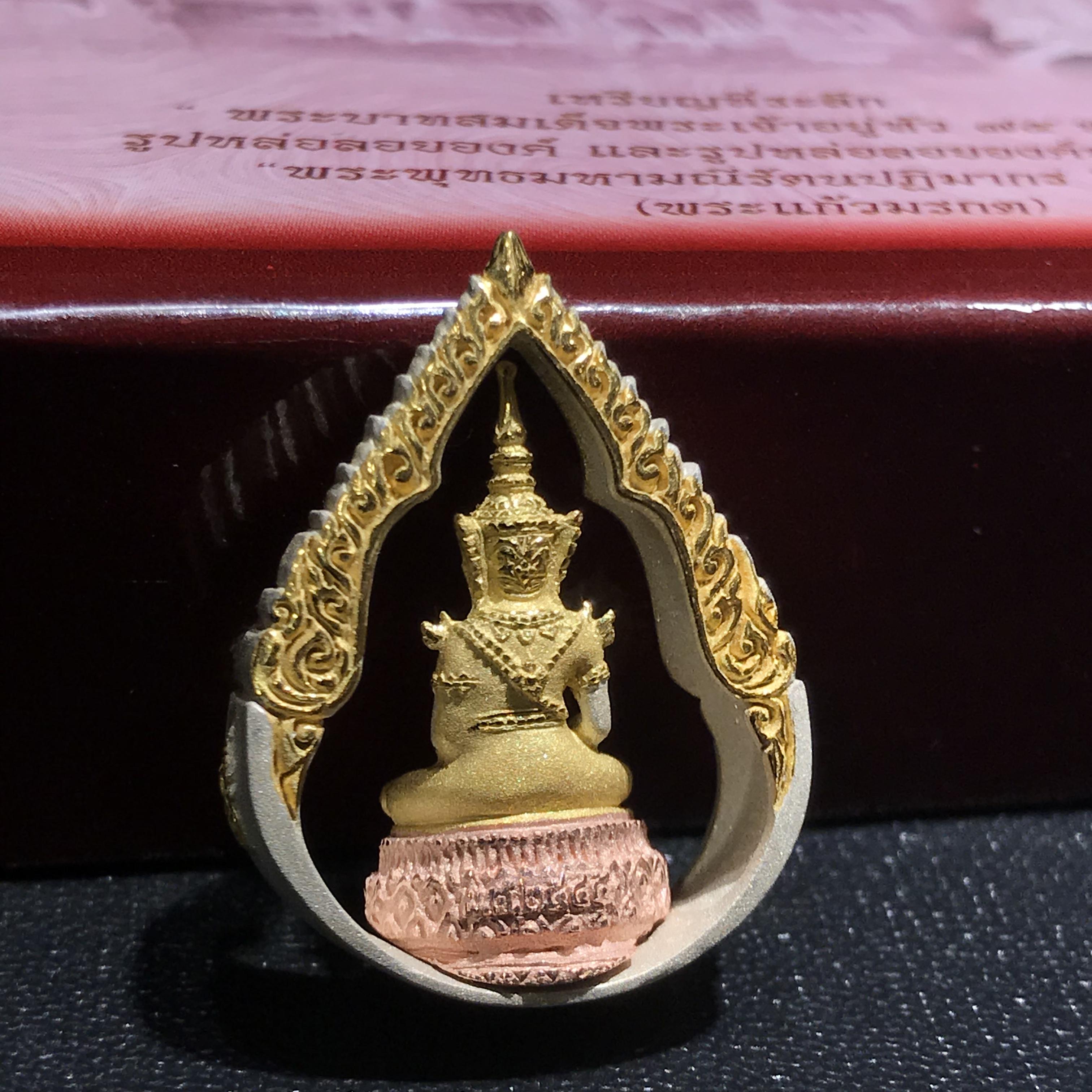 พระแก้วมรกต ภปร(รุ่นแรก) ปี2545 รุ่นฉลองกรุงรัตนโกสินทร์ครบ 220 ปี พิมพ์ลอยองค์ทรงหยดน้ำ เนื้อเงิน3กษัตริย์