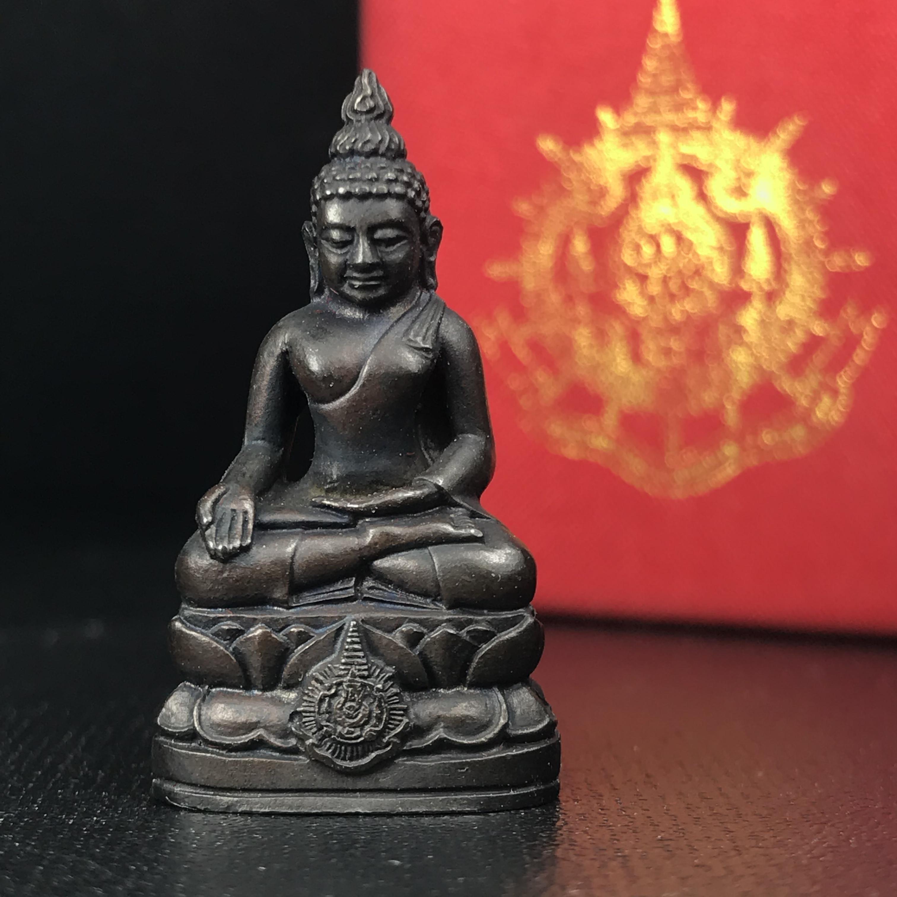 พระกริ่งไพรีพินาศ เฉลิมพระเกียรติ พระบาทสมเด็จพระเจ้าอยู่หัวรัชกาลที่9 พระชนมพรรษา 6 รอบ ปี2542 เนื้อนวโลหะผสมทองคำ(บรรจุเหล็กไหล)ดีนอก-ดีใน