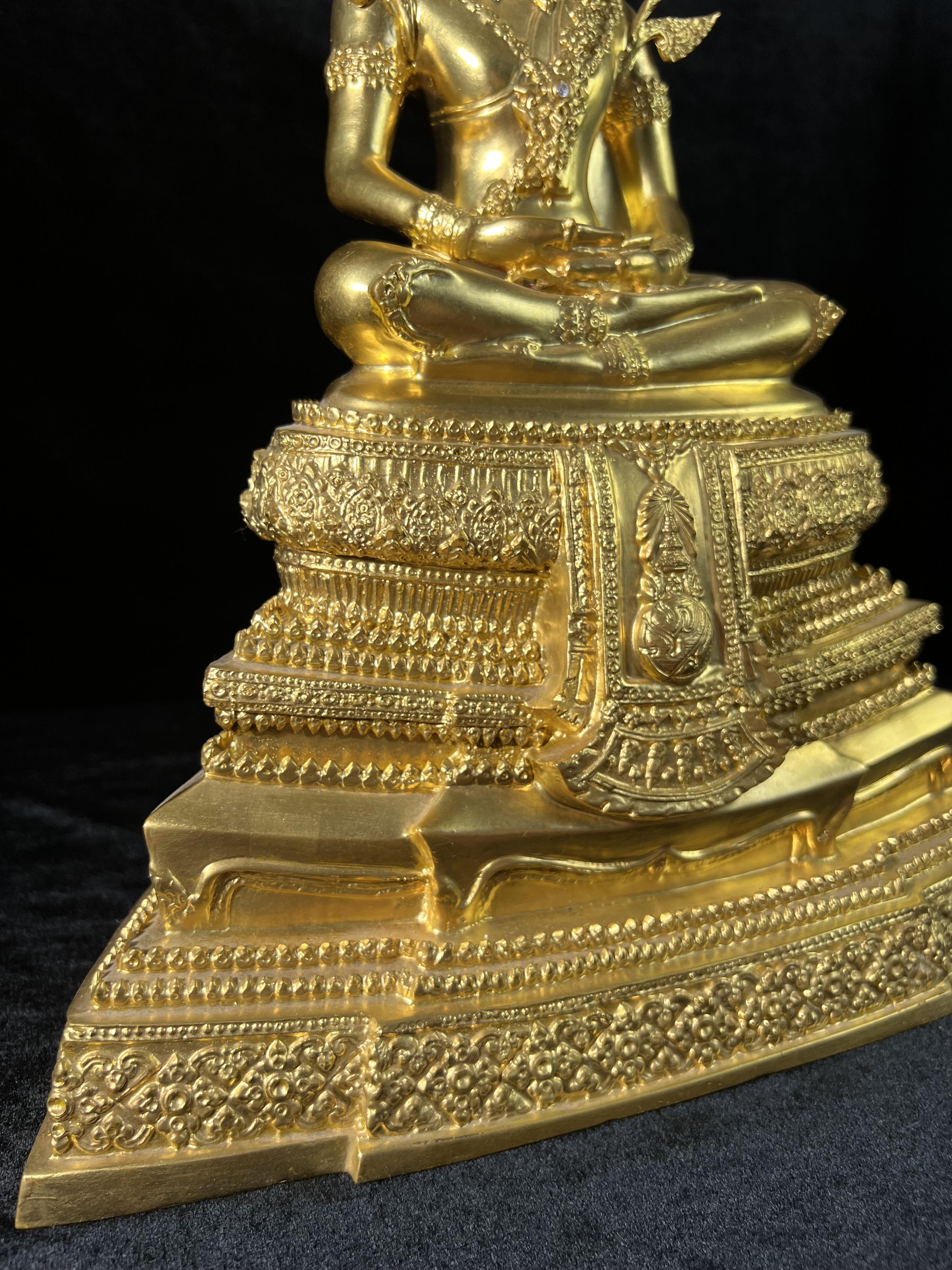 พระพุทธปฏิมาสุวรรณภูมิสิริโชค ภปร. การบินไทยจัดสร้างขึ้น เนื่องในวโรกาสมหามงคลเฉลิมพระชนมพรรษาของพระบาทสมเด็จพระเจ้าอยู่หัวรัชกาลที่ 9 ครบ 80 พรรษา ขนาดหน้าตัก 5 นิ้ว สูง 16 นิ้ว ปิดทองสวิส 99.9 เปอร์เซนต์ (พิธีใหญ่ พุทธศิลป์งดงาม หายาก)องค์หมายเลข ๙๗๘