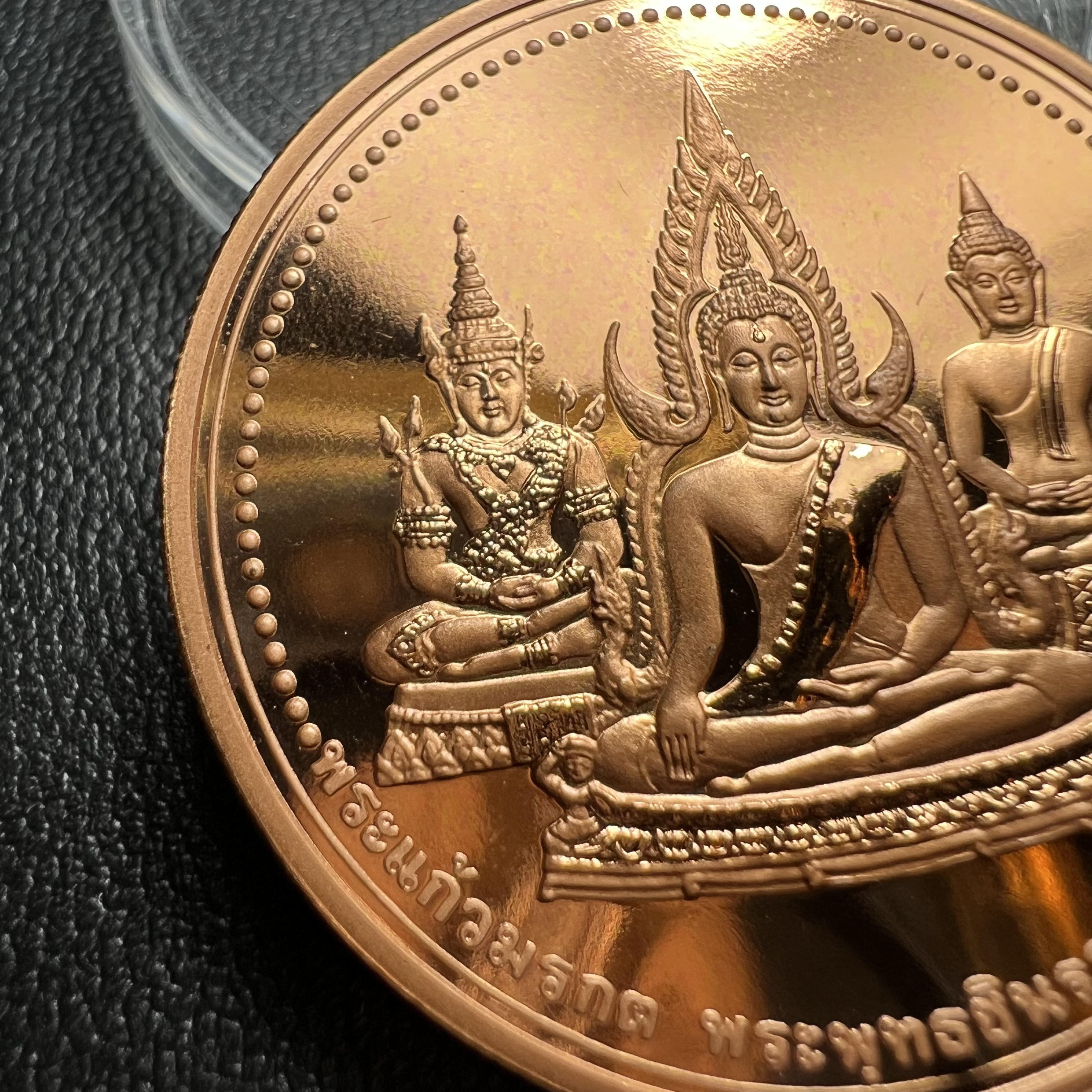 เหรียญพระแก้วมรกต พระพุทธชินราช พระพุทธโสธร รุ่นพุทธบารมี ปี 2540 เนื้อทองแดงขัดเงา พิธีพุทธาภิเษก 2 พิธี มหามงคล (พระพุทธคู่บ้านคู่เมือง รูปแบบเหรียญสวยงดงามมาก พิธีใหญ่ เป็นที่นิยม)