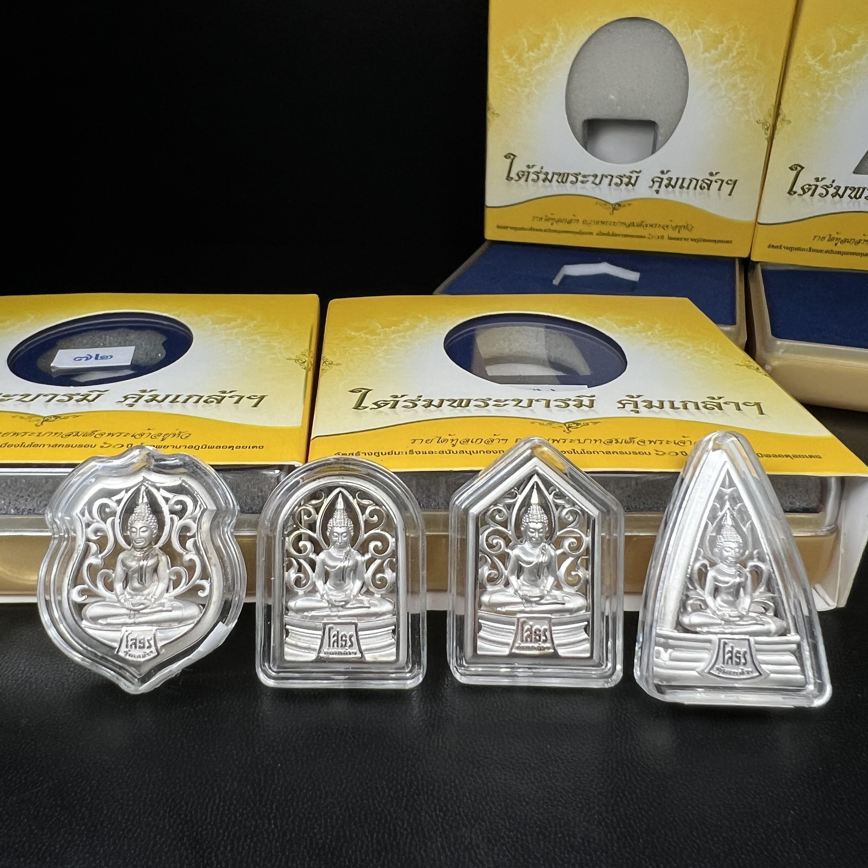 พระพุทธโสธร คุ้มเกล้าฯ ภปร.(ใต้ร่มพระบารมี คุ้มเกล้า) 60ปี รพ.ภูมิพลฯ พ.ศ.2552 เหรียญเนื้อเงิน ชุบทองคำขาว(พิมพ์ รูปอาร์ม+รูปใบมะขาม+รูปห้าเหลี่ยม+รูปสามเหลี่ยม)(1ชุด 4 พิมพ์ ครบทุกแบบที่จัดสร้าง)1 ใน 3000 เหรียญ ครบชุดหายาก