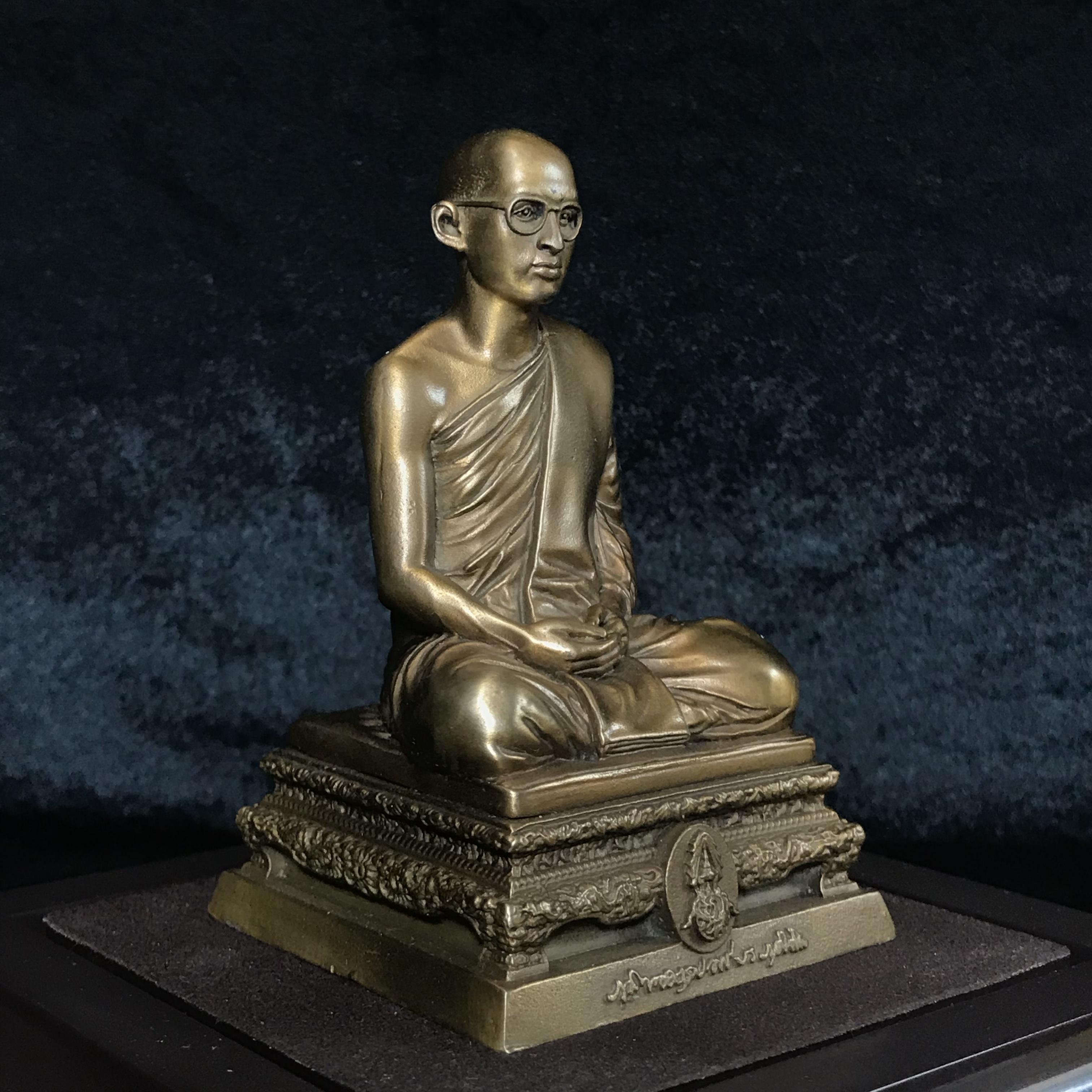 พระบรมรูปพระบาทสมเด็จพระเจ้าอยู่หัวรัชกาลที่9 ทรงผนวช(หน้าตัก2นิ้ว) เนื่องในโอกาสมหามงคลเฉลิมพระชนมพรรษา 7 รอบ 84 พรรษา 5 ธันวาคม 2554 (ใต้ฐานบรรจุผงจิตรลดามหามงคล และเส้นพระเจ้า ร.9)(คัดสภาพสวย แบบนิยม พร้อมครอบเดิม)(หายาก)