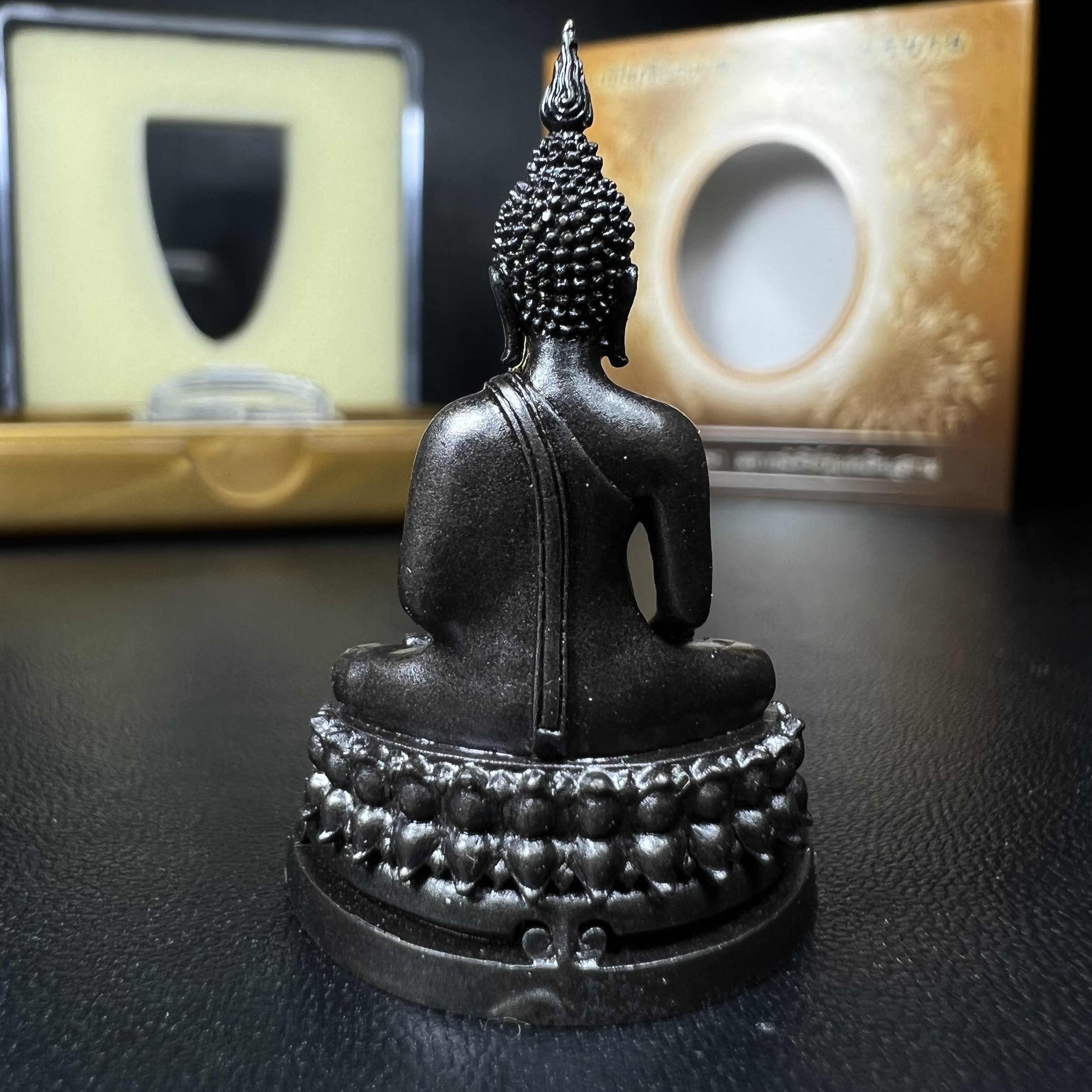 พระพุทธรูปคุ้มเกล้า ภปร. มหามงคล 80พรรษา “รุ่นเย็นศิระเพราะพระบริบาล 80พรรษา มหากษัตริย์คู่แผ่นดินสยาม” เนื้อนวโลหะรมดำ พิมพ์ใหญ่ ขนาด 18*35 มม.(โลหะชนวนพระ ภ.ป.ร.2508 และผงตะไบพระกริ่งปวเรศ 2530 มาร่วมในการจัดสร้างด้วย)