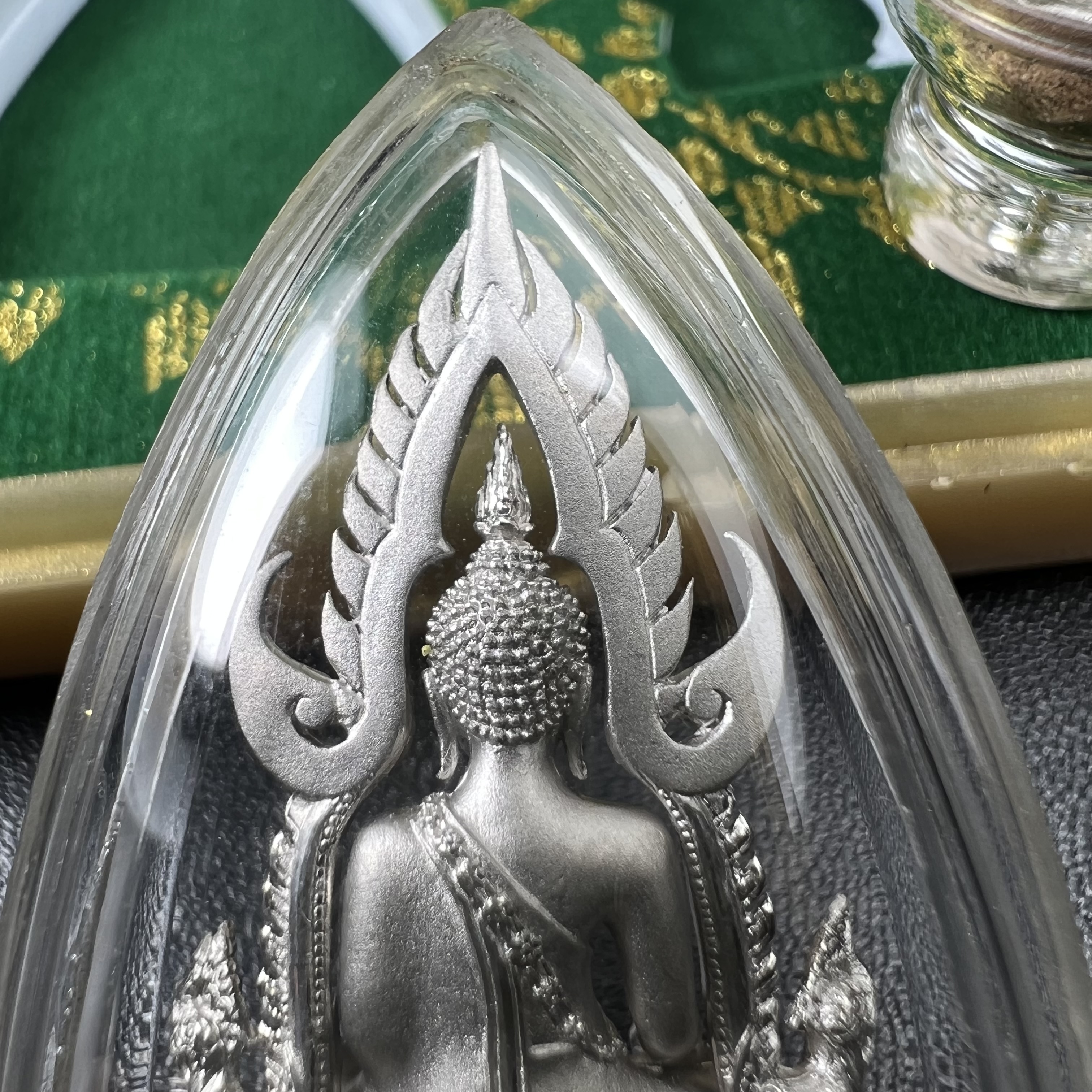 พระพุทธชินราช(จำลอง) ภปร. 84 พรรษา ปี 2554 เนื้อเงินชุบทองคำขาว พิมพ์กลางขนาดหน้าตัก 1/2 นิ้ว(พระราชทานมวลสาร จิตรลดาและเส้นพระเจ้า(เส้นผม)รัชกาลที่9)พุทธศิลป์ทรงคุณค่าอีกหนึ่งรุ่นยอดนิยม