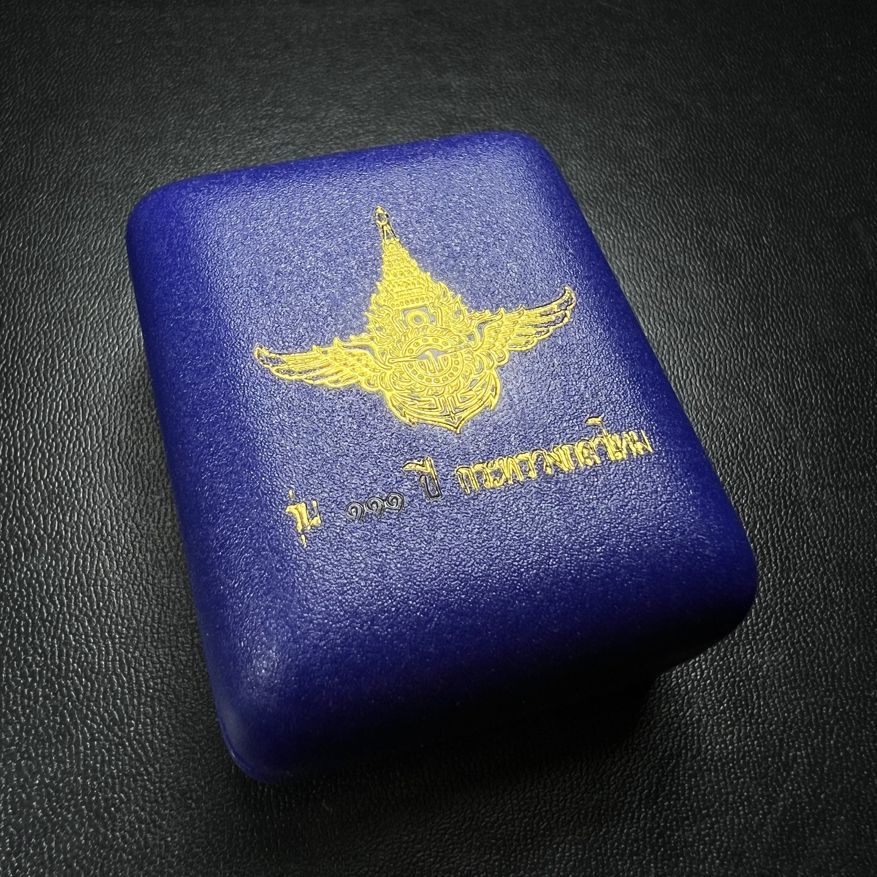 รูปเหมือนหล่อลอยองค์หลวงปู่ทวด รุ่น 111ปี กระทรวงกลาโหม เนื้อนวโลหะรมดำ-ปัดเงา ปี2540 พิธีใหญ่ เข้มขลัง นิยม พร้อมกล่องบรรจุเดิม(คัดสภาพสวยผิวเทพๆผิวรุ้งๆ)ทั้งพิธีทั้งพุทธศิลป์ทรงคุณค่าอีกหนึ่งรุ่นยอดนิยม