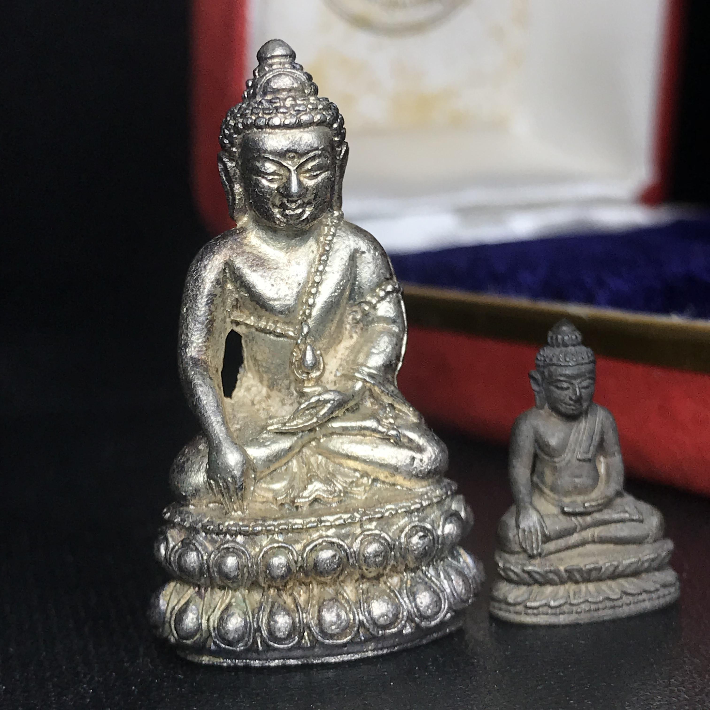 พระกริ่งฉลองพระชนมายุครบ 7 รอบ 84 พรรษา สมเด็จพระสังฆราช(วาสน์) วัดราชบพิธ พ.ศ.2525 เนื้อเงิน สภาพสวยมาก ในกล่องชุดพิเศษกรรมการ พร้อมพระชัยวัฒน์ เนื้อนวโลหะ ครบชุดสมบูรณ์(หายาก)