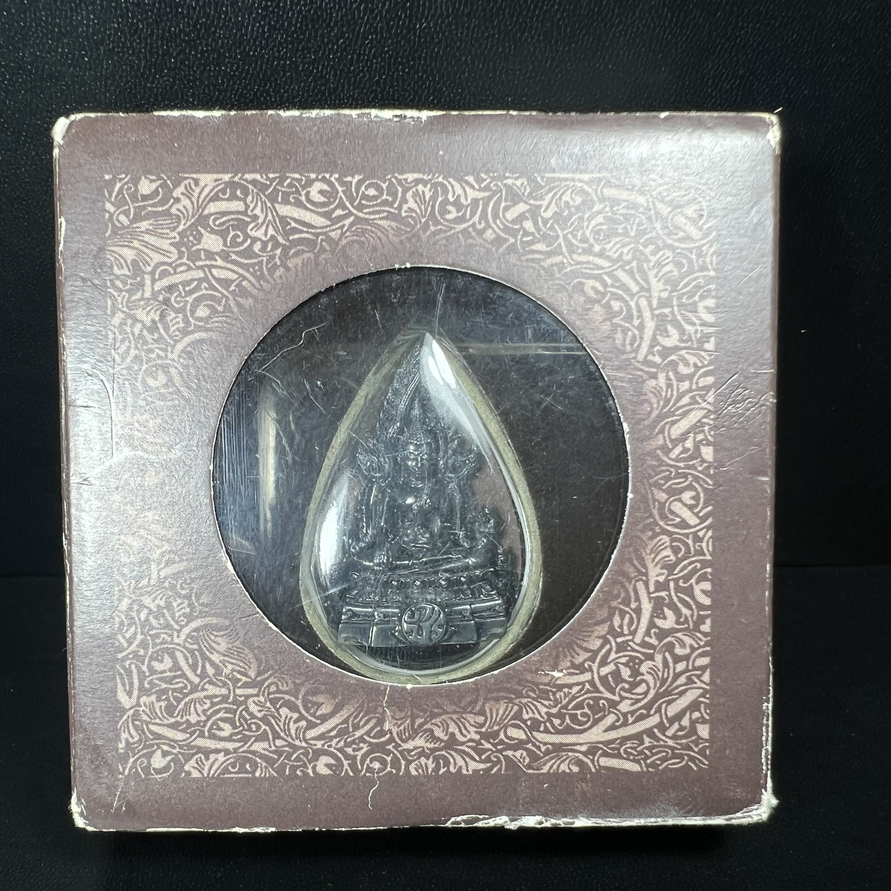 พระพุทธชินราช ภปร. โครงการ "เพราะแผ่นดินนี้ คือ แผ่นดินเกิด" ปี2548(รุ่นแรก) ลอยองค์ หน้าตัก 1/2 นิ้ว เนื้อเงินรมดำ(พุทธศิลป์จำลองเมื่อครั้งลอกทอง ครั้งที่3 เมื่อปี2547 ร้อยปีจะมีสักครั้ง "พระพุทธชินราชองค์ดำ")