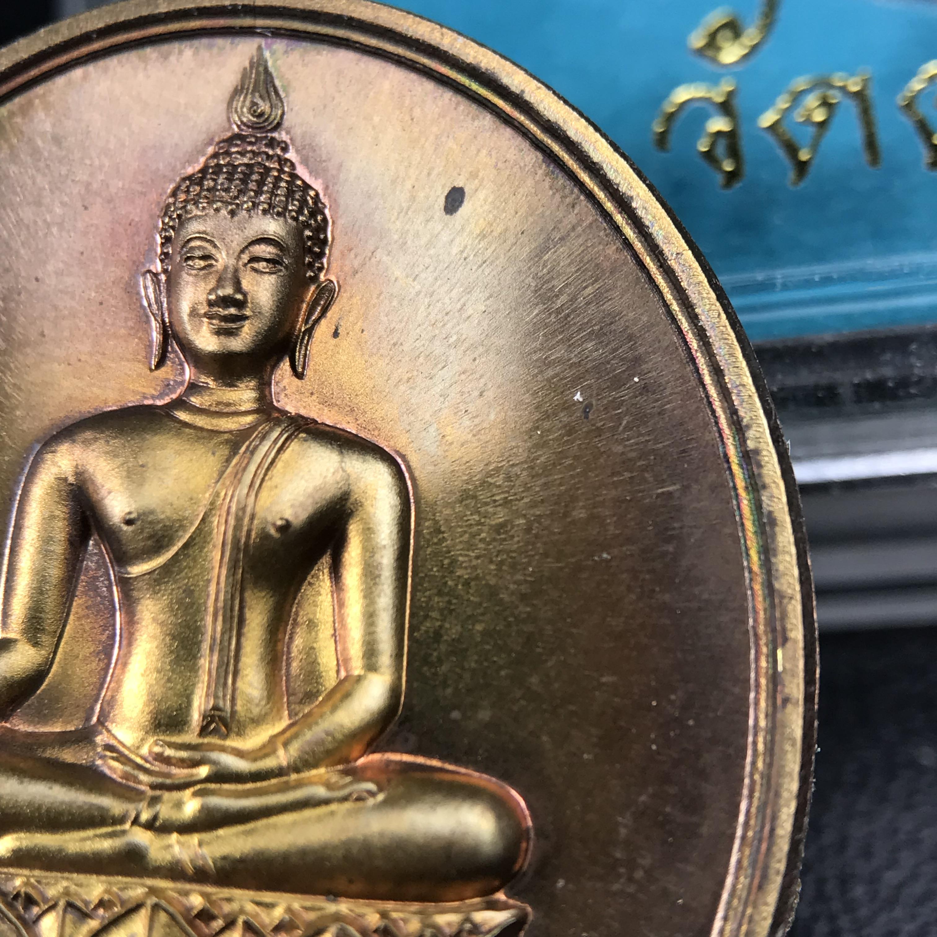 พระพุทธนวราชบพิตร ภปร. ที่ระลึก 7รอบ 84พรรษา ในหลวงรัชกาลที่ 9 วัดตรีทศเทพ จัดสร้าง พ.ศ. 2554 เหรียญเนื้อนวโลหะสภาพสวยกล่องเดิมครบ ตอกโค๊ตและหมายเลข ๓๑๑ (1 ใน 999 เหรียญ)หายากพบเจอน้อยมาก***นิมิตหมายแห่งคุณพระรัตนตรัย และความผูกพันระหว่างพระมหากษัตริย์กับ