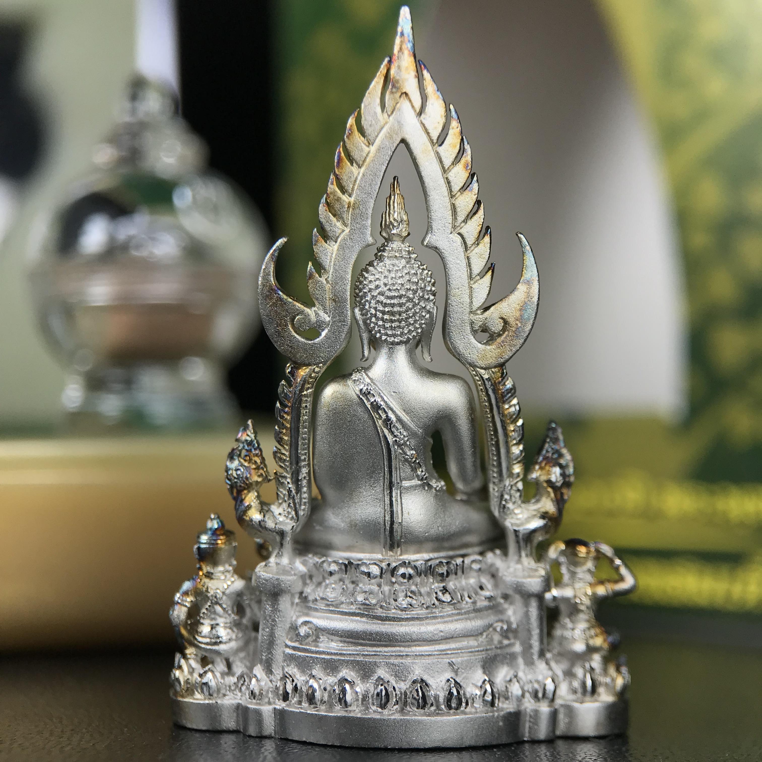 พระพุทธชินราช ภปร. 84 พรรษา ปี 2554 พิมพ์กลางขนาดหน้าตัก 1/2 นิ้ว(สูง 3.8 ซม.) เนื้อเงินชุบทองคำขาว(สภาพผิวเดิมสวย ขึ้นสีรุ้งธรรมชาติ แบบนิยม สวยมาก) (พระราชทานมวลสาร จิตรลดาและเส้นพระเจ้า(เส้นผม)รัชกาลที่9)พุทธศิลป์ทรงคุณค่าอีกหนึ่งรุ่นยอดนิยม