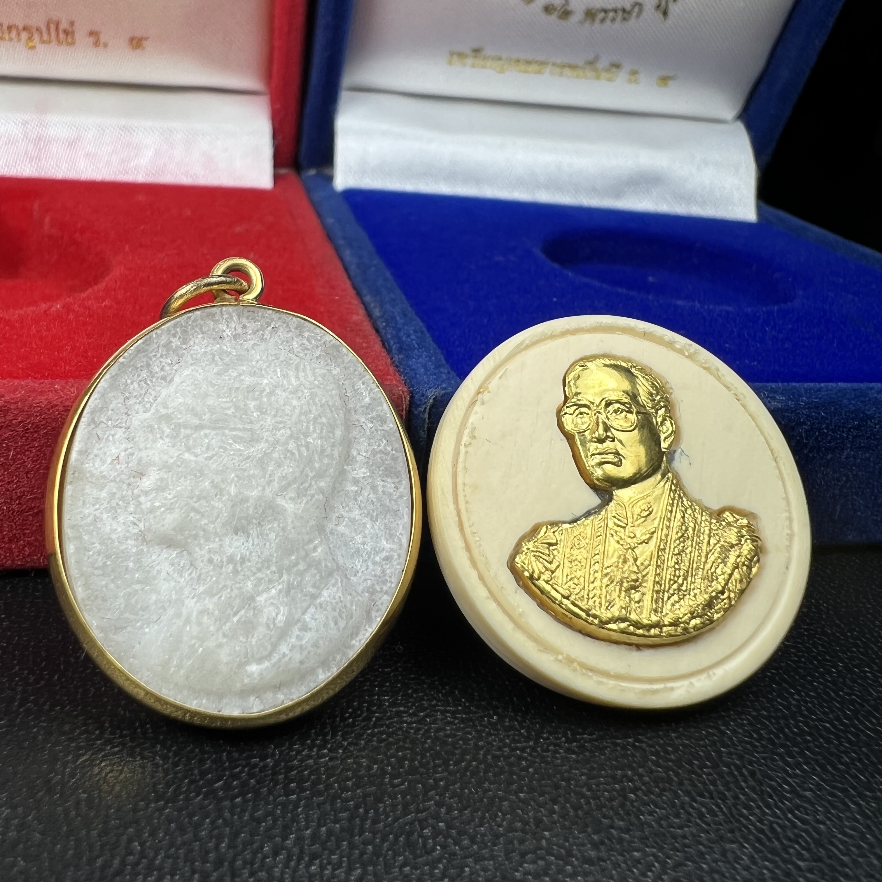 พระบรมฉายาลักษณ์ ร.9 เหรียญหยกรูปไข่เลี่ยมทองคำแท้(งานเลี่ยมเดิมจากผู้จัดสร้าง)+พระบรมฉายาลักษณ์ เหรียญคชสารหมื่นปี ร.9 หน้ากากทองคำ เฉลิมพระเกียรติ 72 พรรษา ภูมิพลมหาราช ปี 2542(1ชุด2องค์)(อีกหนึ่งวัตถุมงคลที่ระลึกของพระองค์ท่านที่พบเจอหายากมากในปัจุบัน)