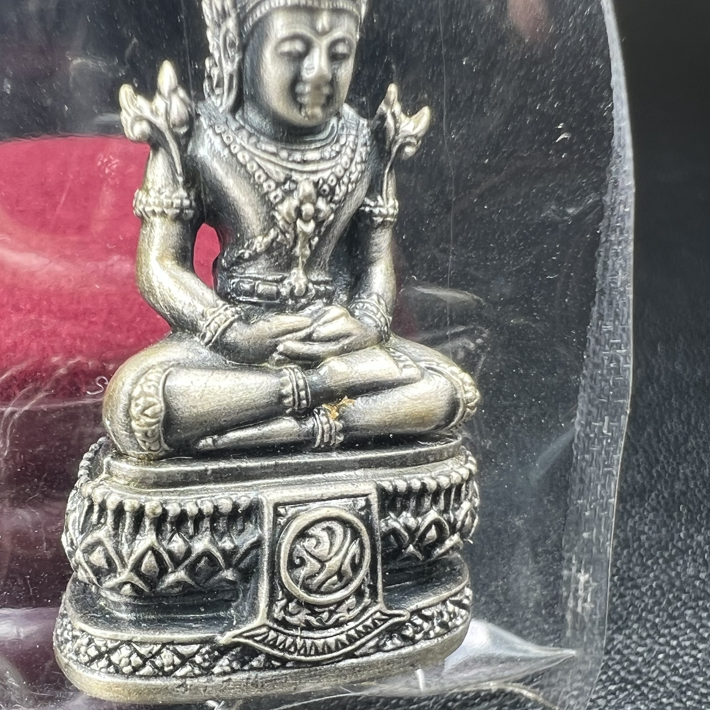 พระแก้วมรกต ภปร.(รุ่นแรก) ปี2545 รุ่นฉลองกรุงรัตนโกสินทร์ครบ 220 ปี พิมพ์ลอยองค์ใหญ่ เนื้ออัลปาก้า ชุบเงินลงดำ ขนาด 19*35 มม. พร้อมครอบตั้งโชว์เดิม องค์พระซีนซองเดิม สวยครบสมบูรณ์