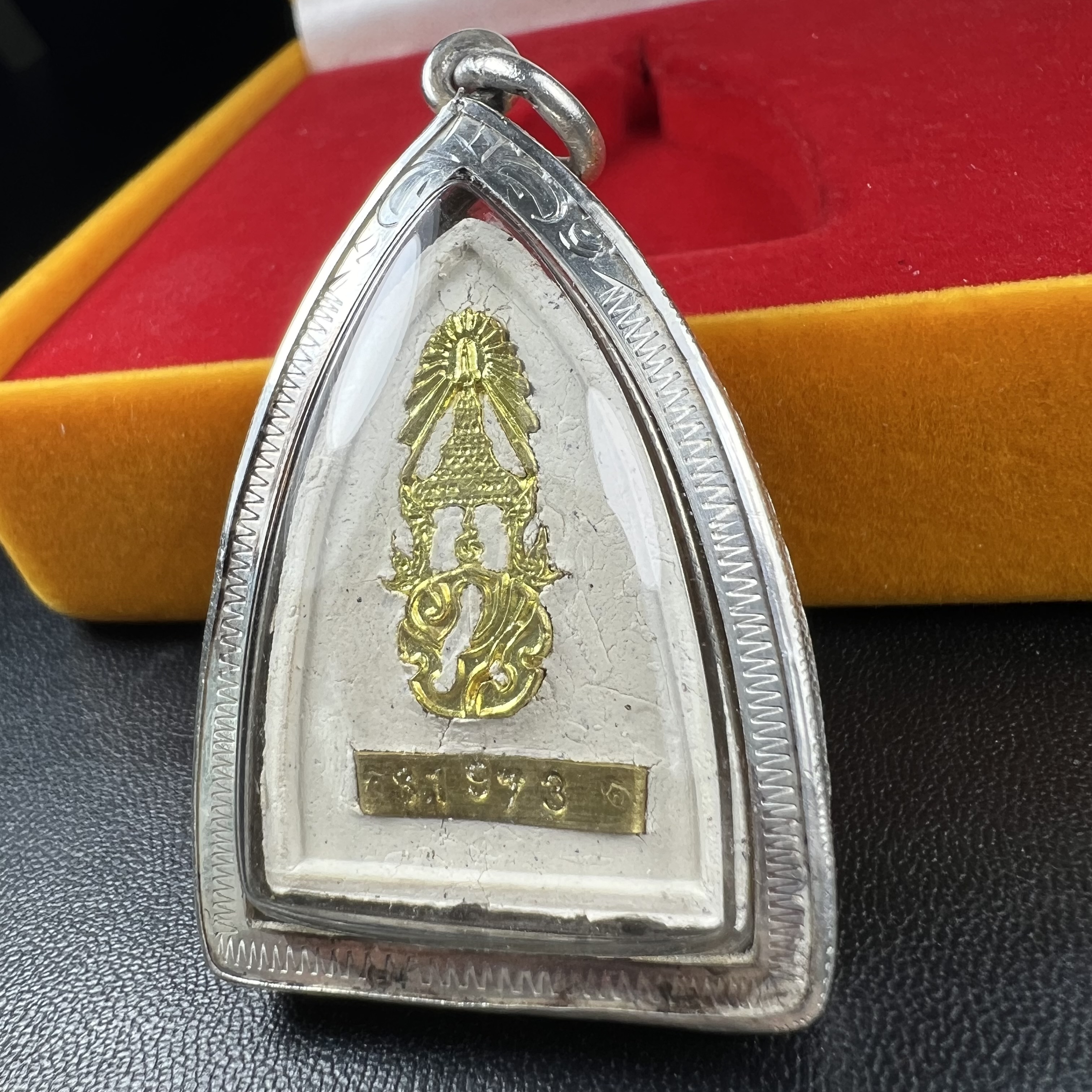 พระหลวงปู่ทวด ภปร.ปี 2547(พระชุดกรรมการ)ทรงกลีบบัว เนื้อผงสมเด็จฯ(โรยผงตะไบ ชนวนเก่า) เลี่ยมกรอบเนื้อเงินแท้(95%) กล่องบรรจุเดิมครบ พิธีมหาพุทธาภิเษก ณ วัดพระศรีรัตนศาสดาราม(วัดพระแก้ว)(เนื้อสีขาวหายากพบเจอน้อย)