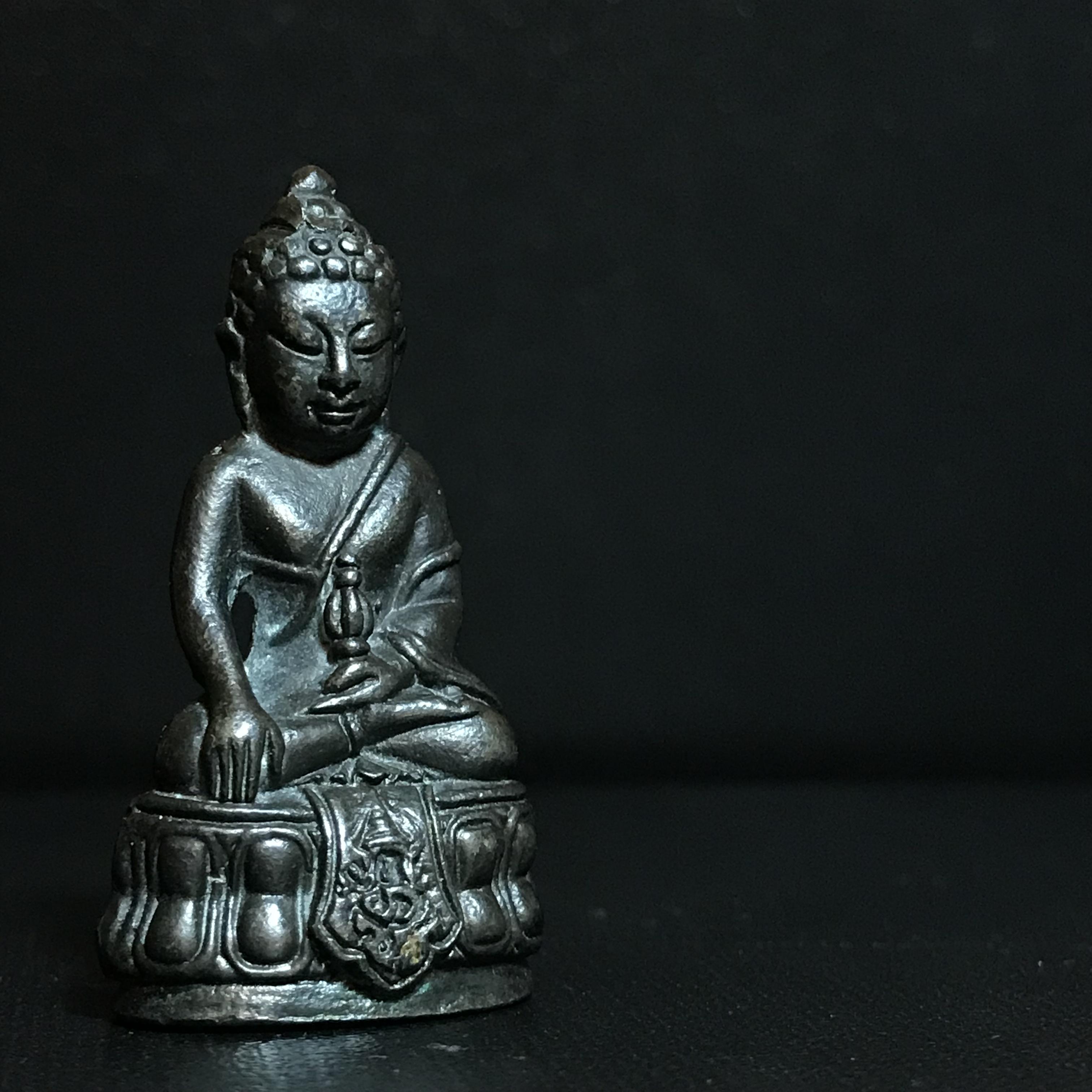 พระกริ่ง ภปร รุ่นสร้างหอพระมหาวิทยาลัยธรรมศาสตร์ ปี2542 เนื้อนวโลหะ มหาพิธี 3วาระอันยิ่งใหญ่(1ใน5000องค์)