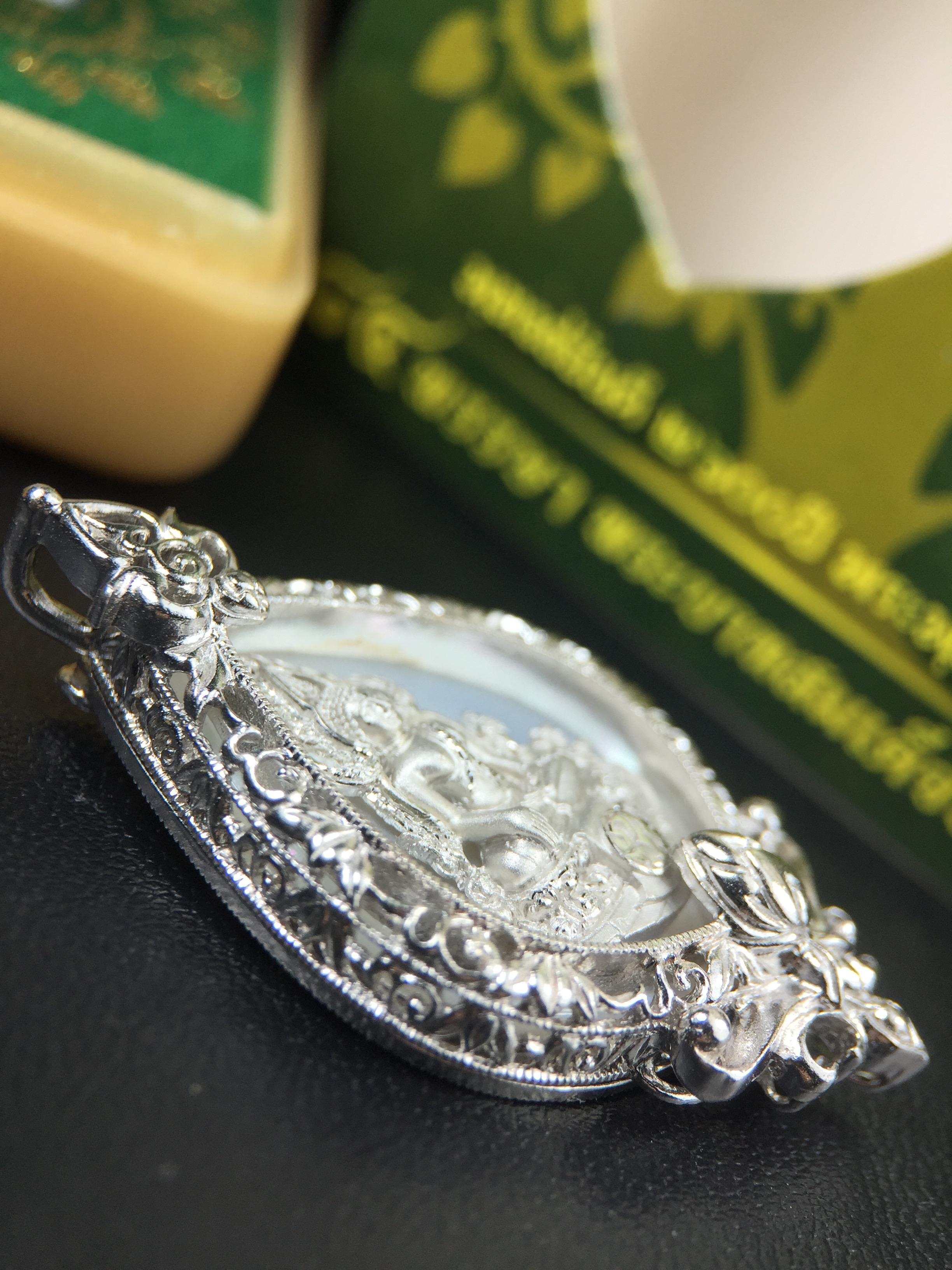 พระพุทธชินราช(จำลอง) ภปร. 84 พรรษา ทรงหยดน้ำ เนื้อเงินชุบทองคำขาว ขนาด 20*36 มม. (พระราชทานมวลสาร จิตรลดาและเส้นพระเจ้า(เส้นผม)รัชกาลที่9)พุทธศิลป์ทรงคุณค่าอีกหนึ่งรุ่นยอดนิยม งดงาม ทรงคุณค่า หายาก