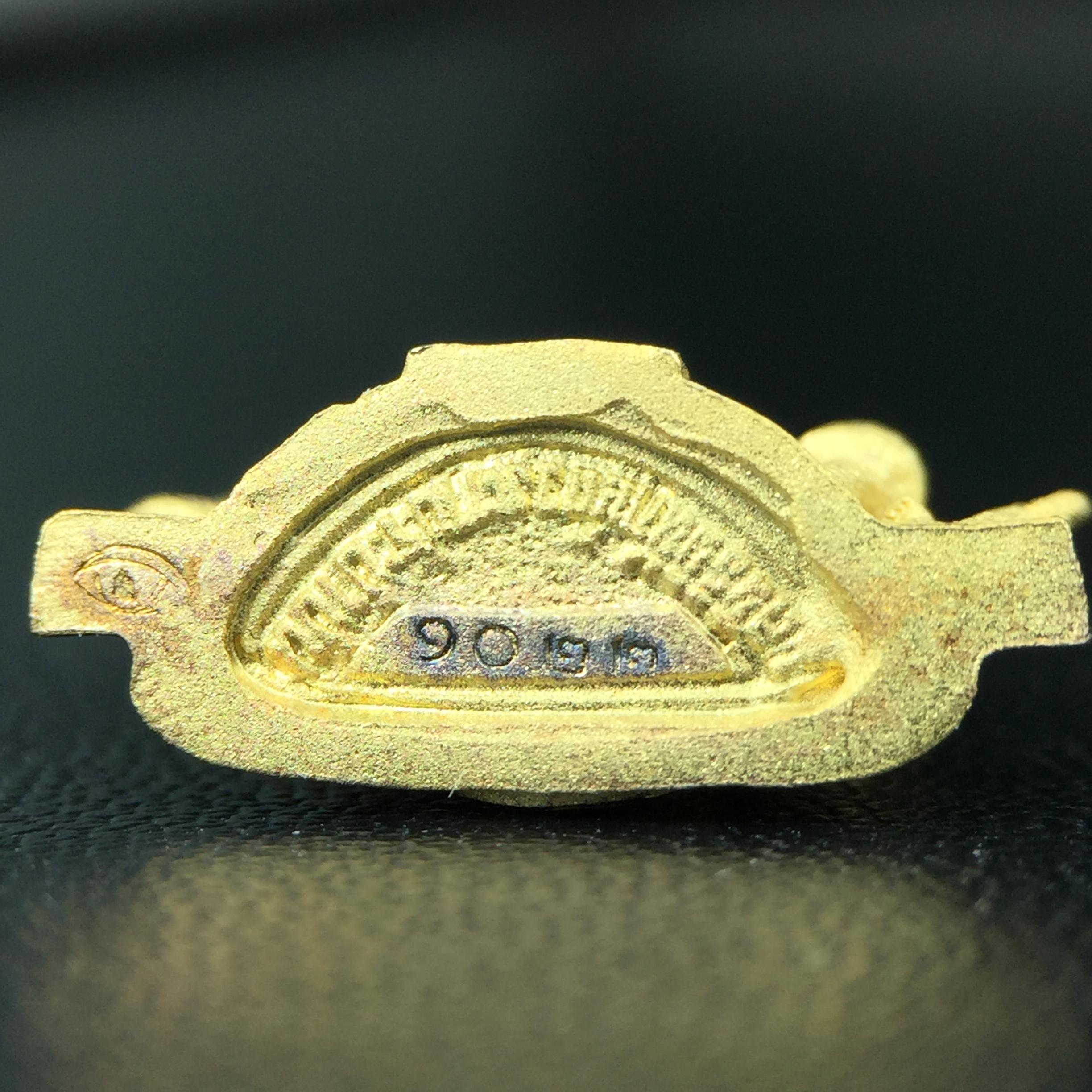 พระพุทธชินราช ภปร. ในวโรกาสพระราชพิธีมหามงคล เฉลิมพระชนมายุ6รอบ 5ธันวาคม2542 มูลนิธิพิทักษ์ดวงตาประชาชน จัดสร้าง เนื้อเงินบริสุทธิ์ 99.9% แบบชุบทองประกายเพชร 3 ไมครอน พิมพ์กลาง ขนาดสูง 2.4 ซม. พร้อมกล่องบรรจุเดิม