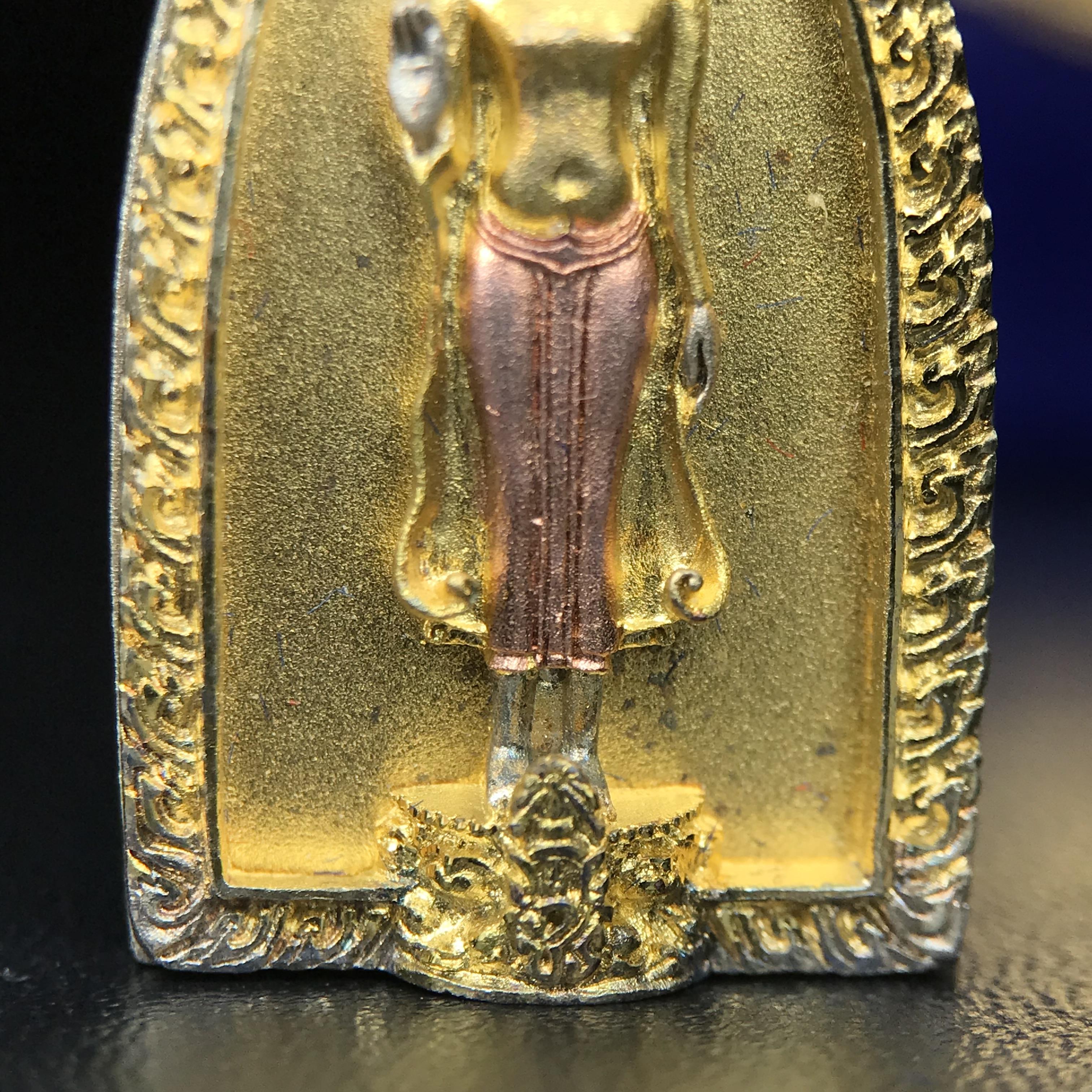 พระพุทธกาญจนพรสยามภูมิ ภปร. ปี 2539 เนื้อเงินสามกษัตริย์พื้นทรายเงา(ผิวเดิมสวย) พิมพ์ทรงใบขนุน ขนาด3.2ซม. พระพุทธรูปประจำพระชนมวาร รัชกาลที่9 ทรงโปรดเกล้าให้วิทยาลัยป้องกันราชอาณาจักร(วปอ.)สร้างในวโรกาสทรงครองสิริราชสมบัติครบ50ปี พ.ศ.2539(1ใน5000องค์)