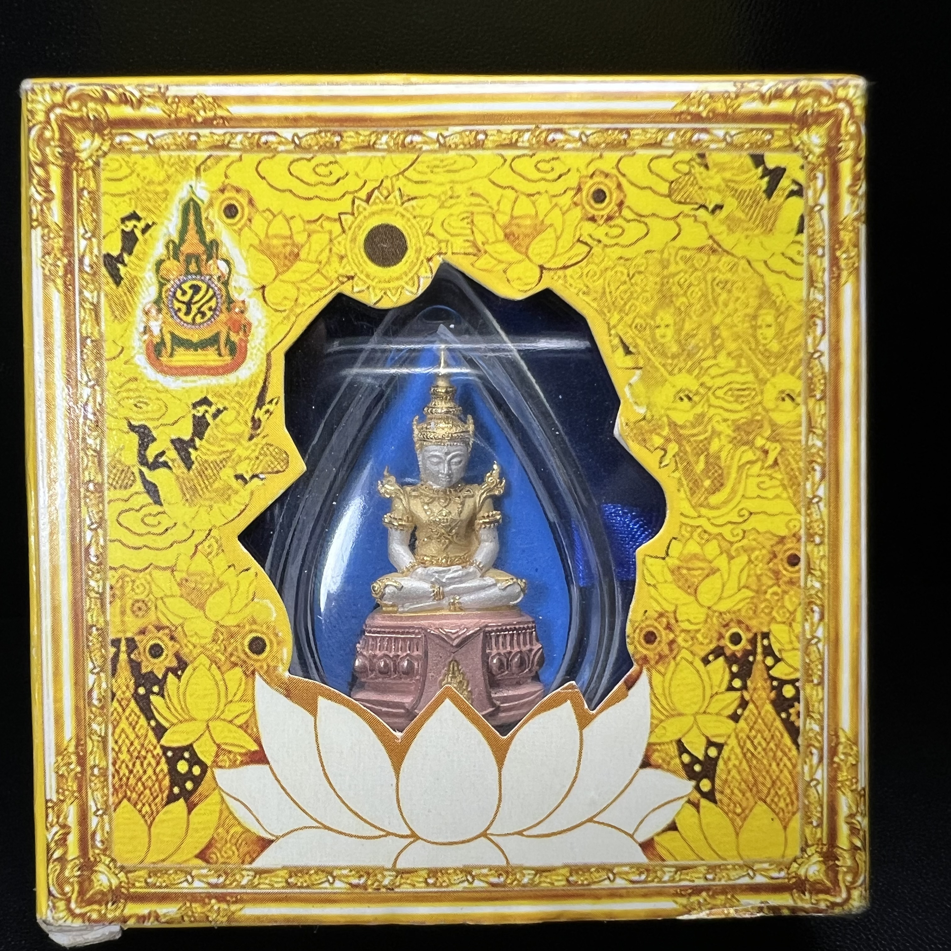 พระแก้วมรกต(จำลอง)ลอยองค์ ขนาดหน้าตัก 1/2 นิ้ว ทรงเครื่องฤดูร้อน เนื้อเงินสามกษัตริย์ ตราสัญลักษณ์ฉลองสิริราชสมบัติ ครบ 60 ปี พ.ศ.2549(สภาพสวย ครบ สมบูรณ์)