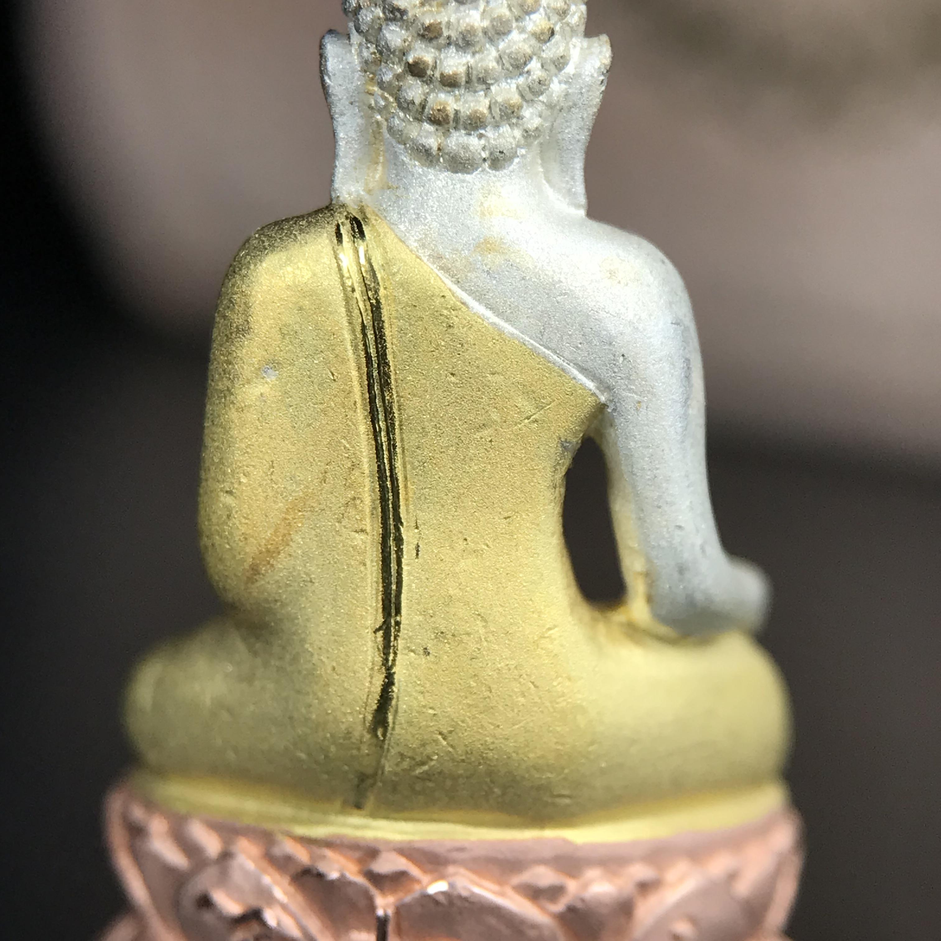 พระกริ่งไพรีพินาศ ตรากาญจนาภิเษกครองสิริราชสมบัติครบ 50 ปี รัชกาลที่9 ปี2540 เนื้อเงินสามกษัตริย์(ผิวเดิมสวย ครบ สมบูรณ์)พร้อมกล่องบรรจุเดิมครบ ชุดพระราชทาน(หายาก)(เข้มขลังทรงอานุภาพยิ่งใหญ่กำราบศัตรูพ่ายสิ้น พระไพรีพินาศ)(หายากพบเจอได้น้อยมาก)1ใน 539องค์