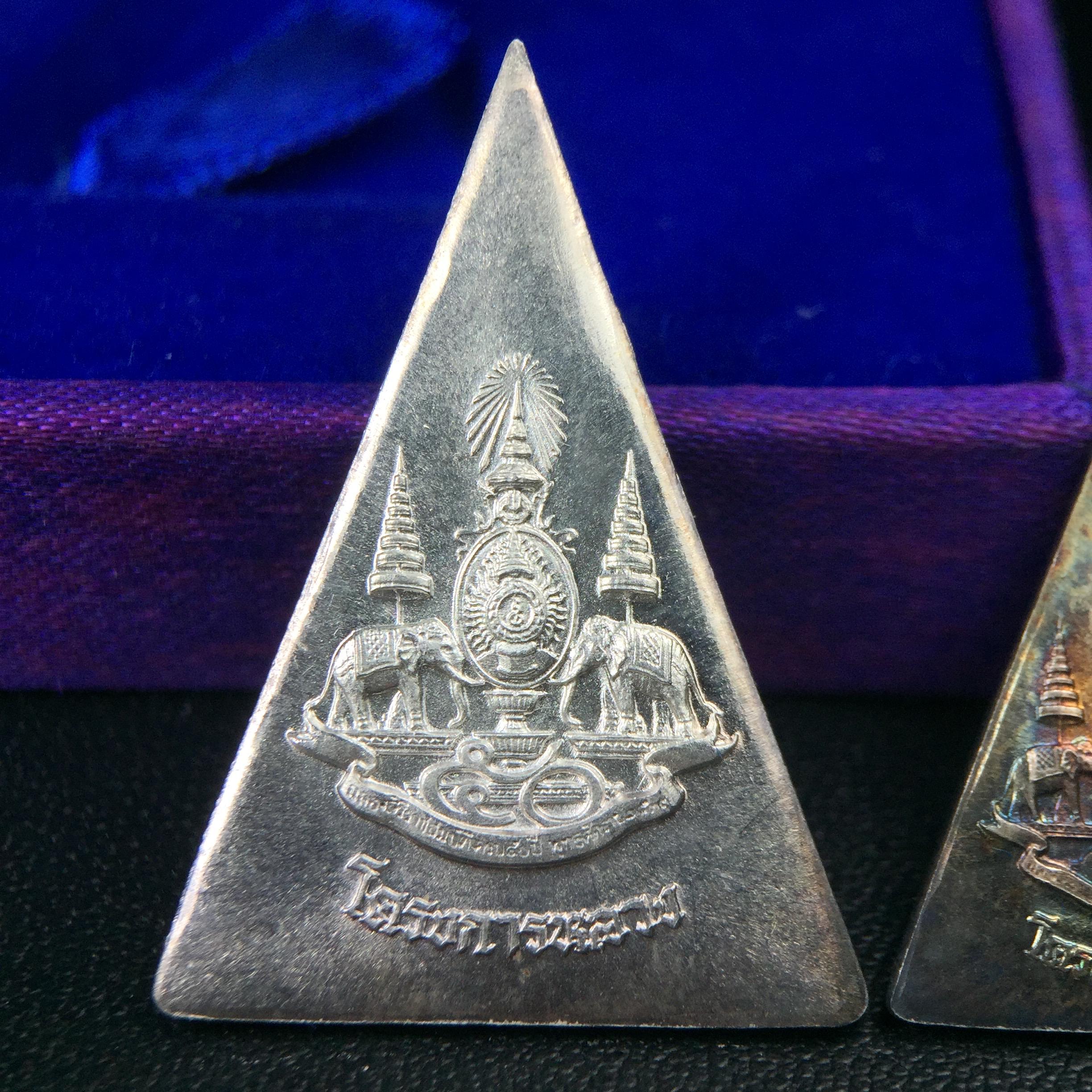 พระพุทธนวราชบพิตร พระพิมพ์จิตรลดา โครงการหลวง ปี2539 (พิมพ์ใหญ่+พิมพ์เล็ก) เนื้อเงินผิวเดิมขึ้นสีรุ่ง สวย แบบนิยมพร้อมกล่องบรรจุเดิม พิธีใหญ่ ปลุกเสกวัดพระแก้ว(1ชุด 2 องค์)