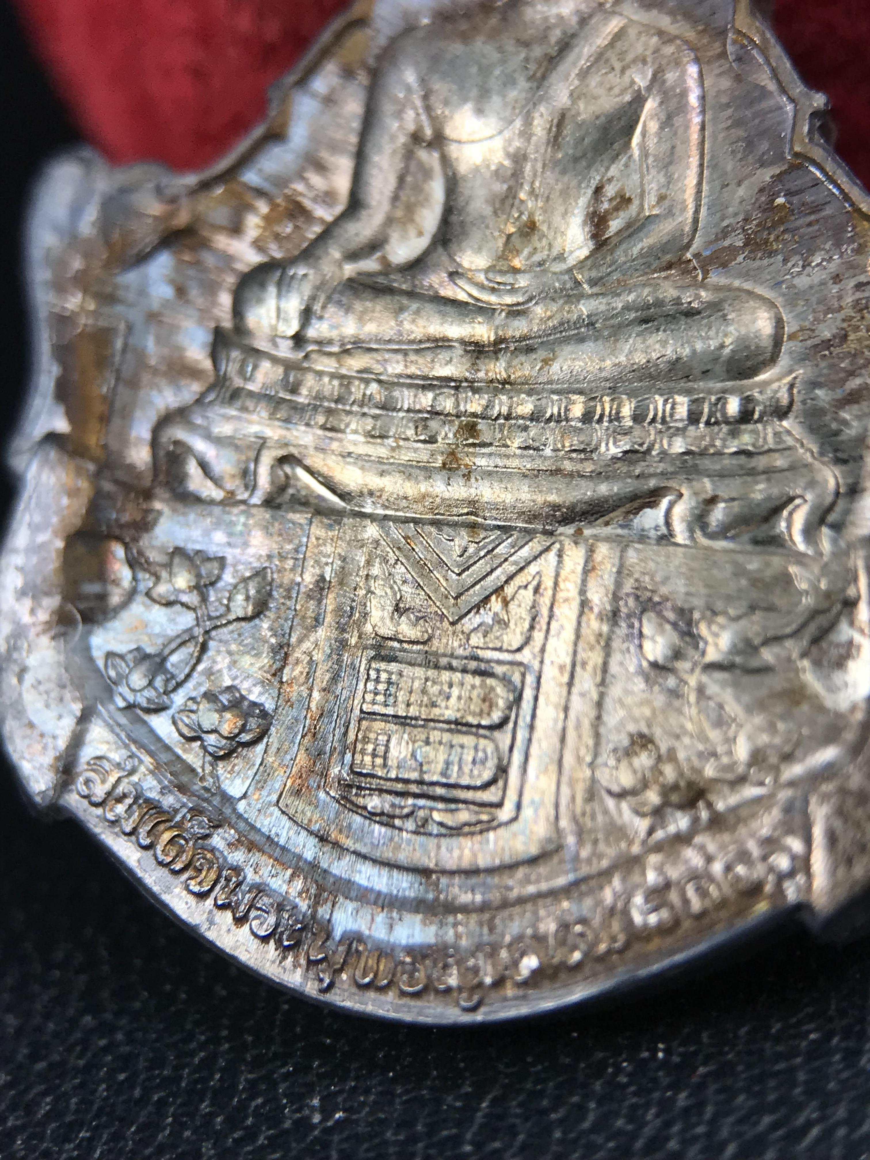 เหรียญพระพุทธญาณนเรศวร์ รุ่นแรก หลังพระปรมาภิไธย ภปร.และ สก.วัดญาณสังวราราม จ.ชลบุรี ปี 2527 เนื้อเงิน(ผิวเดิม ขึ้นรุ้งผิวน้ำทองกระจายทั่วเหรียญสวยมาก)ขนาด 2.3 x 3.8 ซม. พร้อมกล่องเดิม สมเด็จพระญาณสังวร ประธานในพิธีมหาพุทธาภิเษก(เนื้อเงินพบเจอน้อย หายาก)