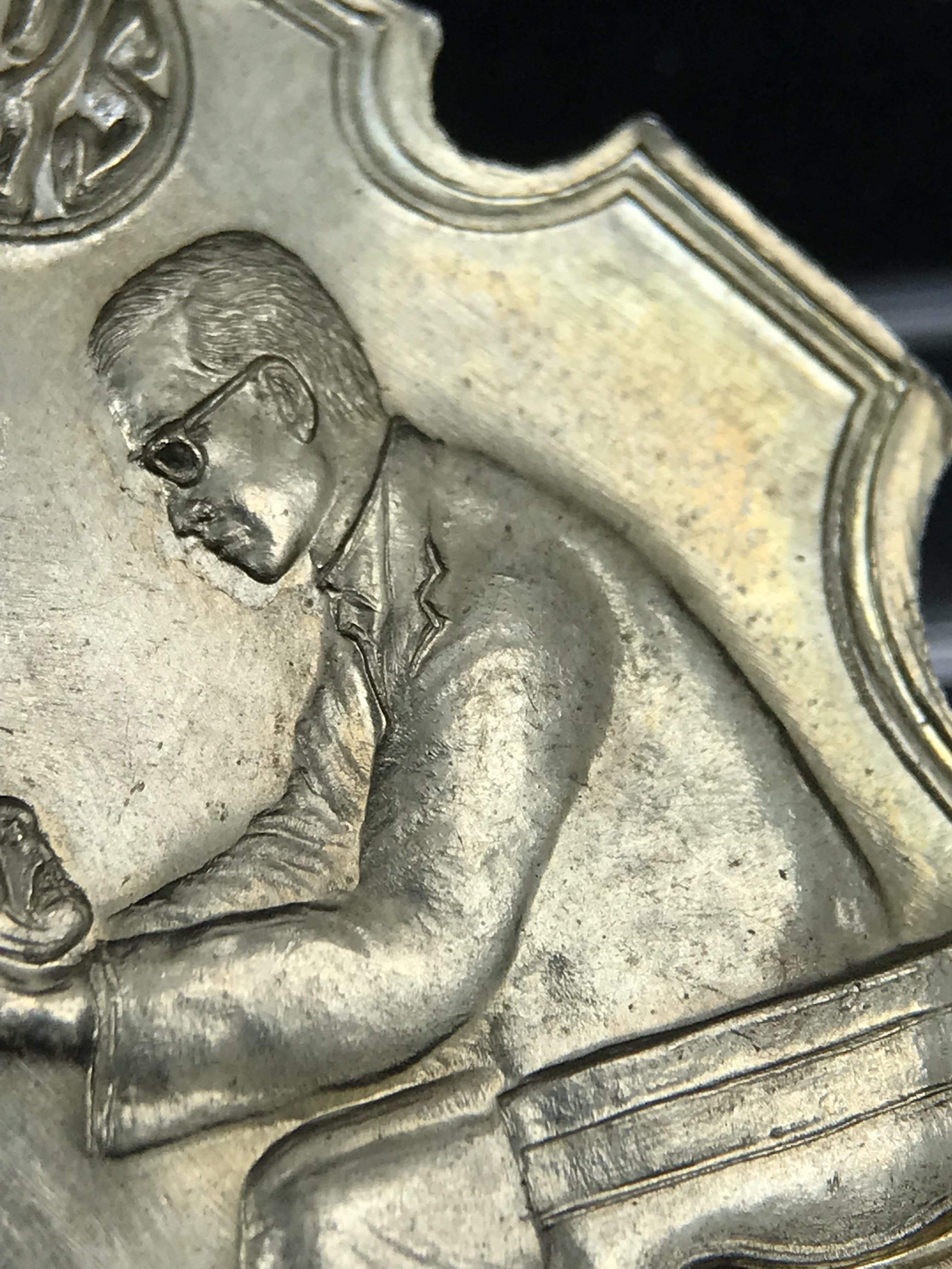 เหรียญครอบครูช่างหลวง(ในหลวงทรงดนตรี) เนื้ออัลปาก้า ปี 2550(หายาก)สุดยอดแห่งความหายากมีหมุนเวียนให้เห็นน้อยมากเป็นอีกหนึ่งรุ่นยอดนิยมของเสด็จพ่อร.9เหรียญนี้สวยมากผิวน้ำทองทั่วทั้งเหรียญ