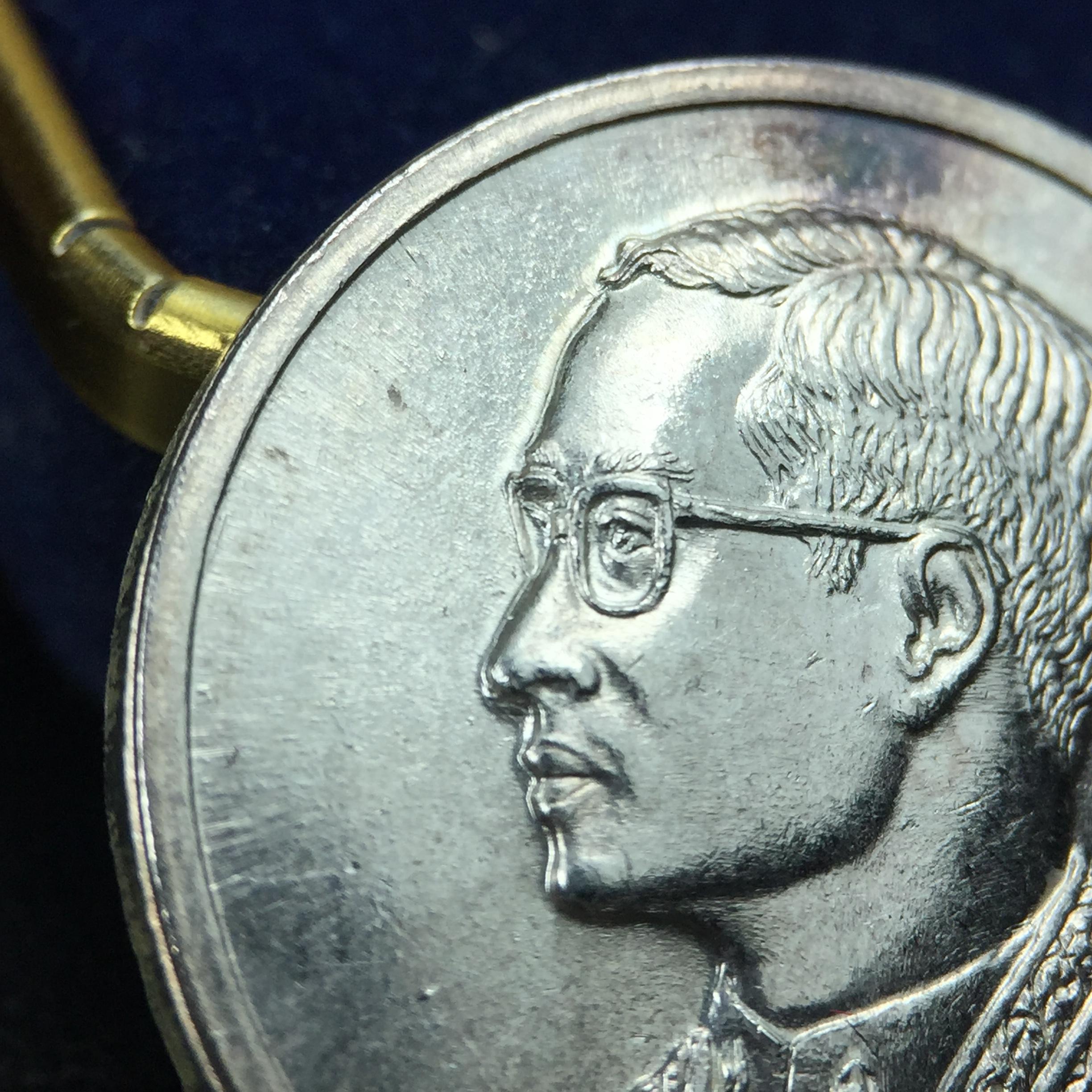 เหรียญพระบรมรูปคุ้มเกล้า รพ.ภูมิพล ปี2522 (ในหลวงเททอง) เนื้อเงิน พิมพ์ใหญ่ คัดสภาพสวยพร้อมกล่องเดิมยุคแรก(หายาก)