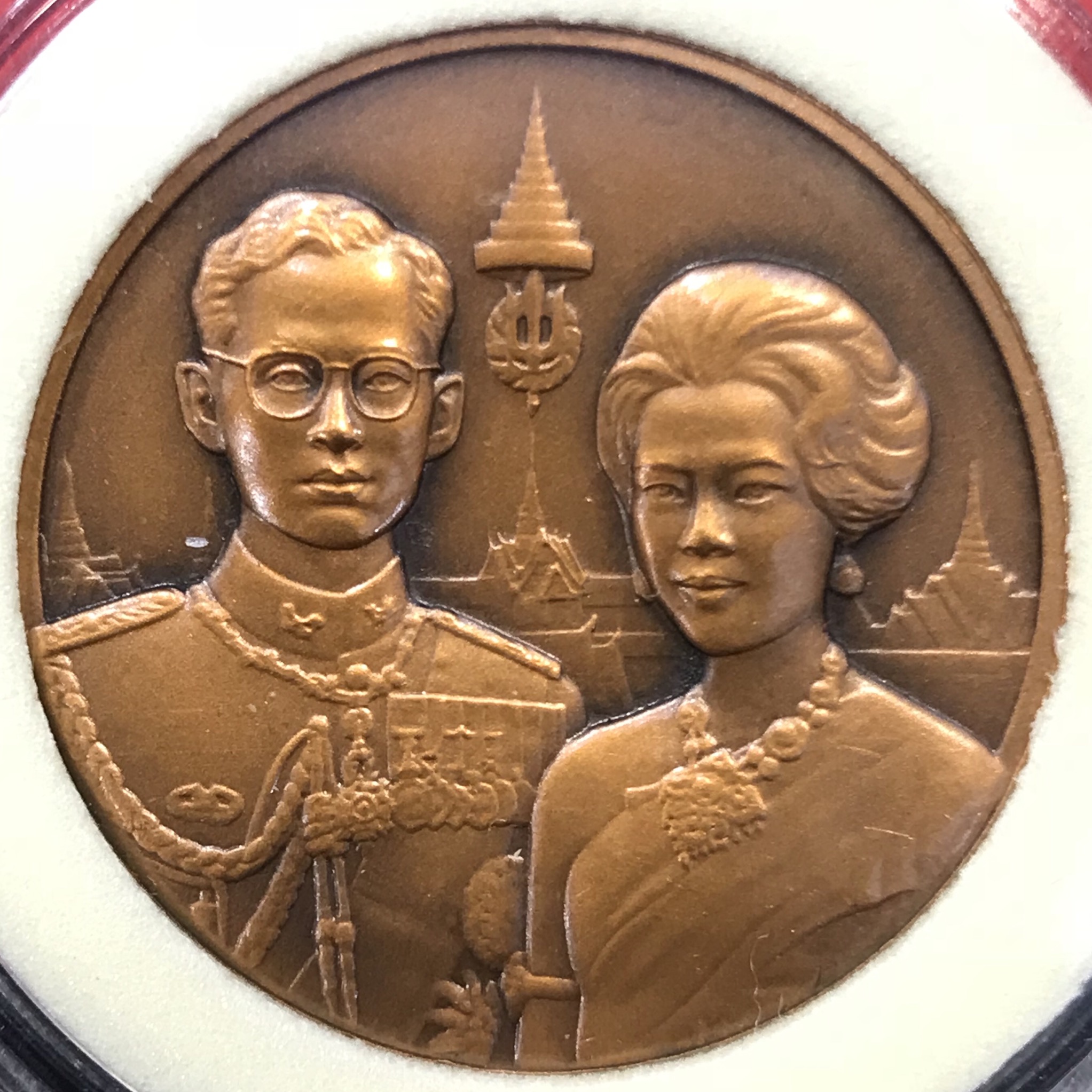 เหรียญที่ระลึกเนื่องในโอกาสครบ (50 ปี บรมราชาภิเษก)+(50 ปี ราชาภิเษกสมรส)เนื้อทองแดงรมดำพ่นทรายพิเศษ ขนาด 30มม. พร้อมกล่องบรรจุผ้าไหมยุคแรก(ตัวติดรุ่นนิยม)
