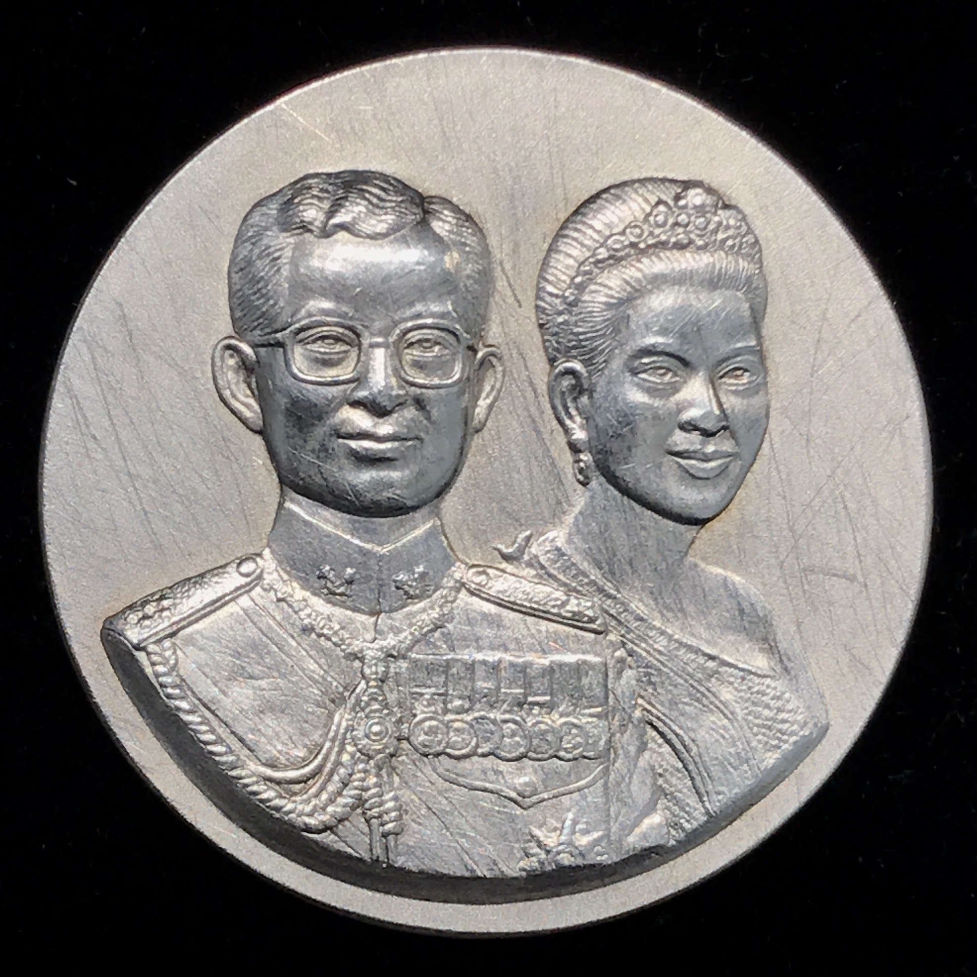 เหรียญที่ระลึก 50 ปีสำนักงานทรัพย์สินส่วนพระมหากษัตริย์ พ.ศ.2541 เนื้อเงินกล่องเดิม (หายาก)