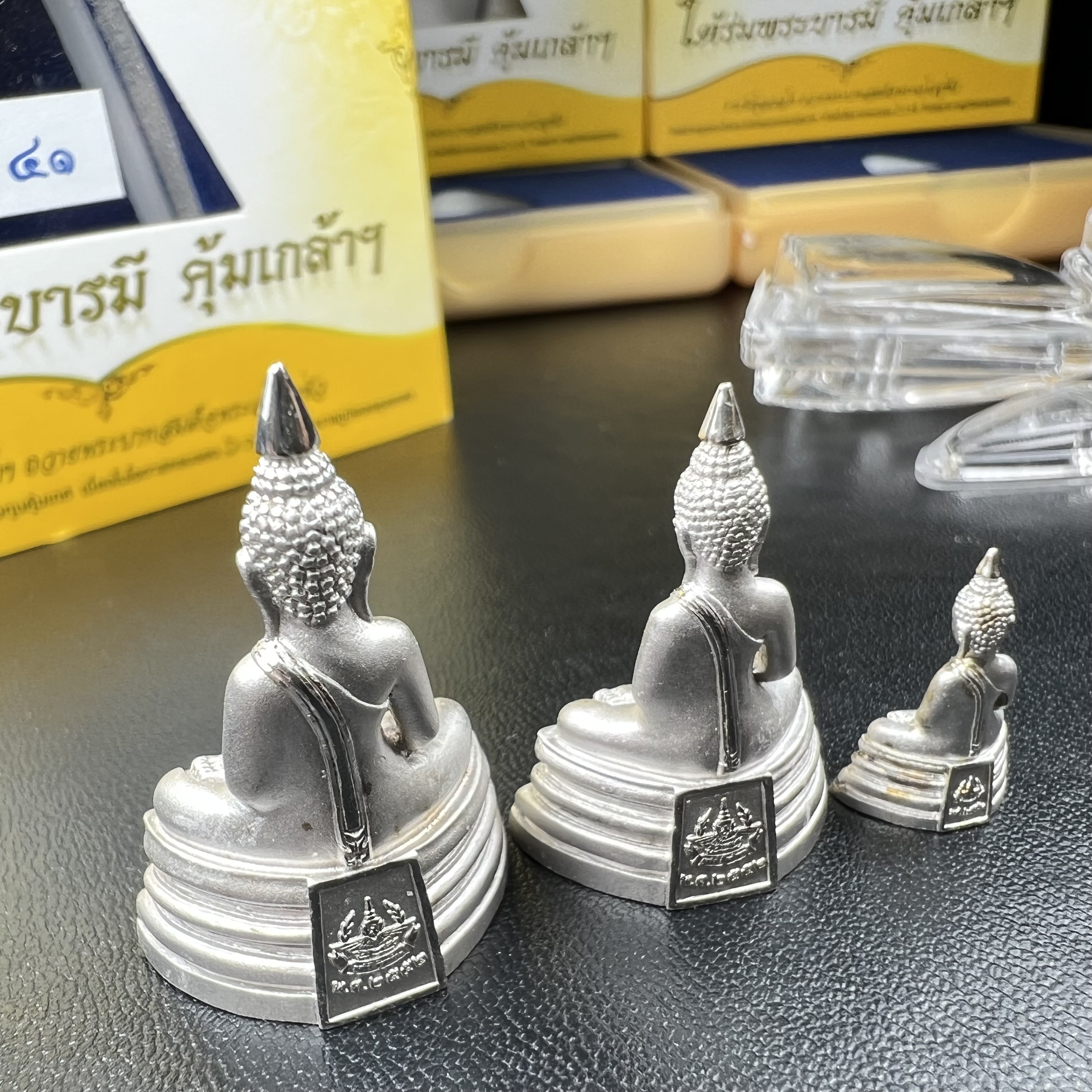 พระพุทธโสธร คุ้มเกล้าฯ ภปร.(ใต้ร่มพระบารมี คุ้มเกล้า) 60ปี รพ.ภูมิพลฯ พ.ศ.2552 เนื้อเงิน ชุบทองคำขาว(ลอยองค์พิมพ์ ใหญ่+กลาง+เล็ก)(1ชุด 3 พิมพ์ ครบทุกแบบที่จัดสร้าง)1 ใน 5000 ชุด ครบชุดหายาก