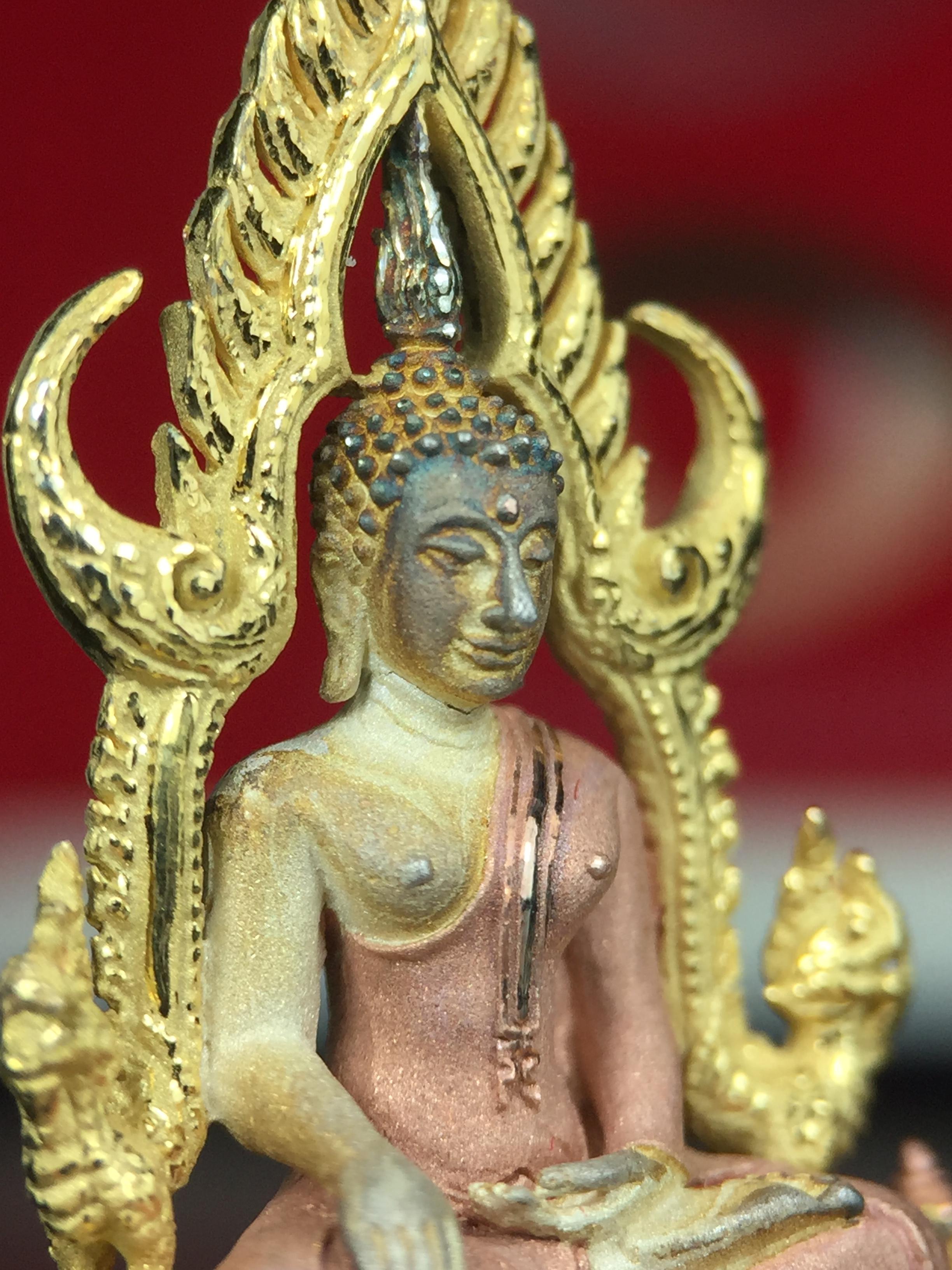 พระพุทธชินราช ภปร. ในวโรกาสพระราชพิธีมหามงคล เฉลิมพระชนมายุ6รอบ 5ธันวาคม2542 มูลนิธิพิทักษ์ดวงตาประชาชน จัดสร้าง เนื้อเงินบริสุทธิ์ 99.9% แบบสามกษัตริย์ขัดเงาบางส่วน พิมพ์ใหญ่ ขนาดสูง 3.4 ซม. พร้อมกล่องบรรจุเดิม