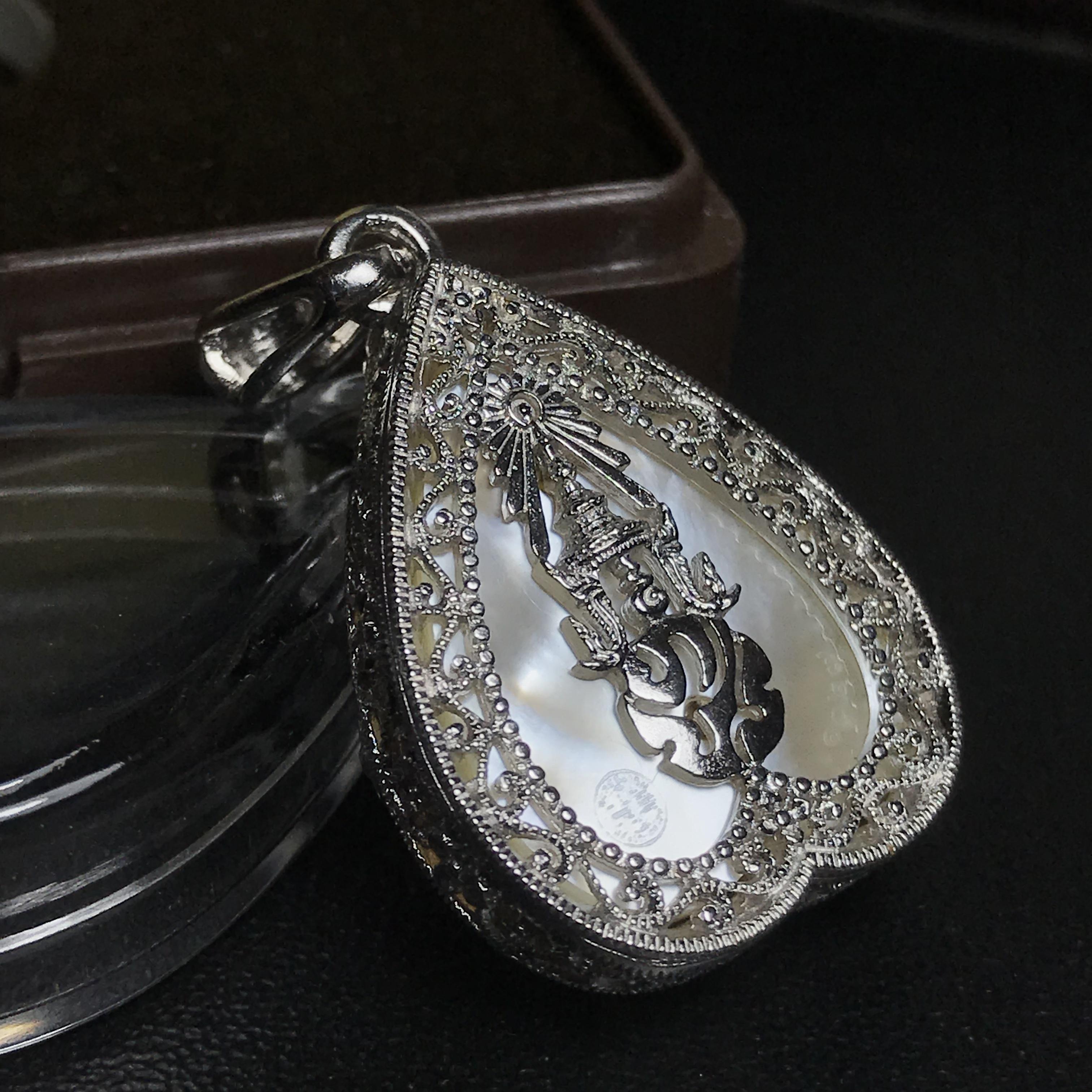 พระพุทธชินราช ภปร. โครงการ "เพราะแผ่นดินนี้ คือ แผ่นดินเกิด" ปี2548(รุ่นแรก) เหรียญทรงใบโพธิ์ ขนาด 21 x 29 มม. เนื้อเงินสามกษัตริย์