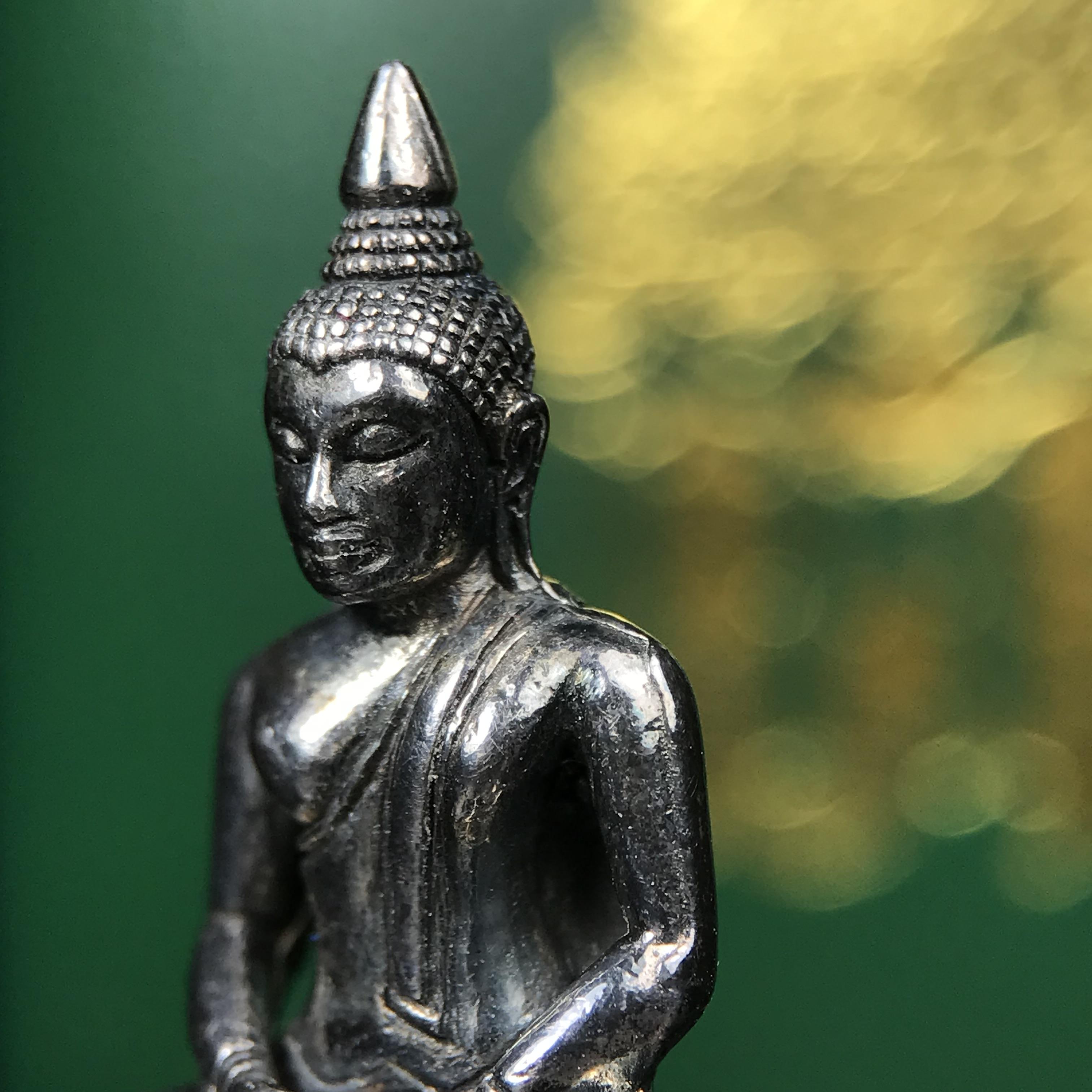 พระพุทธโสธร รุ่น กศก. 120 ปี เนื่องในโอกาสครบ 120 ปี กรมศุลกากร กระทรวงการคลัง จัดสร้าง ปี 2537 เนื้อเงินบริสุทธิ์ 99.9% ผิวขัดเงาลงดำ(เข้มขลัง)(งานบริษัท แพรนด้า จิวเวลรี่)สวยงดงาม ทรงคุณค่า