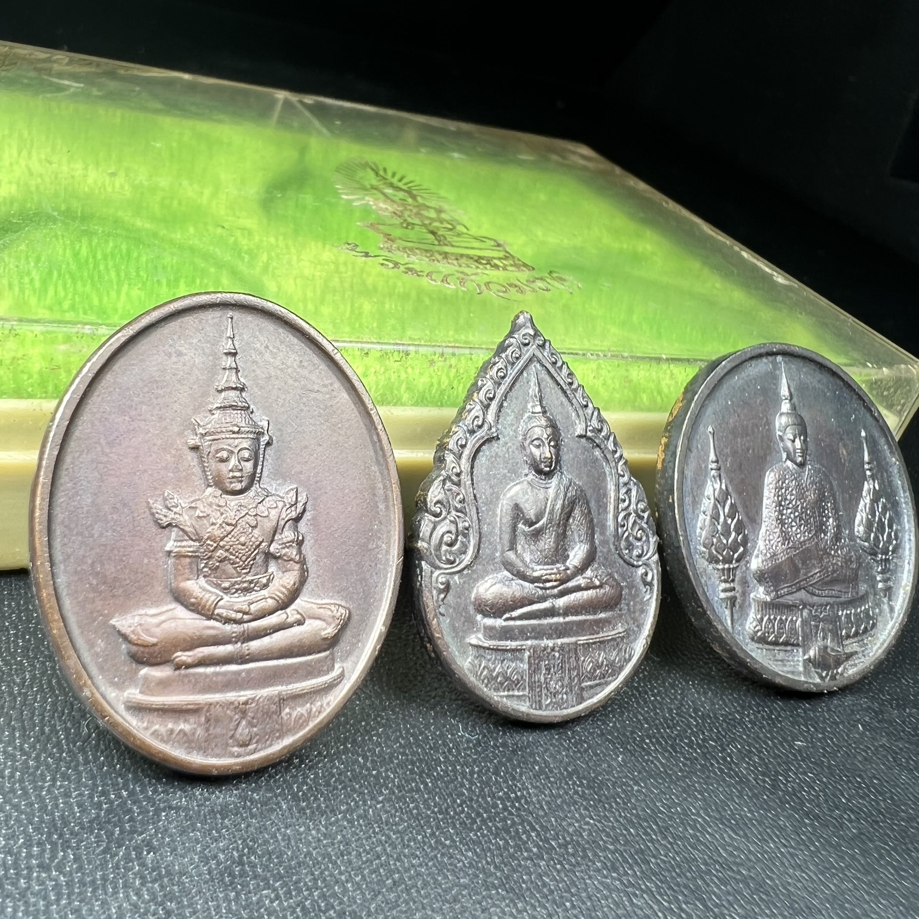 เหรียญพระแก้วมรกตหลัง ภปร. ฉลองกรุงรัตนโกสินทร์ครบ 200 ปี พ.ศ.2525 เนื้อทองแดงกล่องบรรจุเดิมครบ3พิมพ์(บล็อกพระราชศรัธา)(ในหลวงรัชกาลที่9 เสด็จในพิธี)