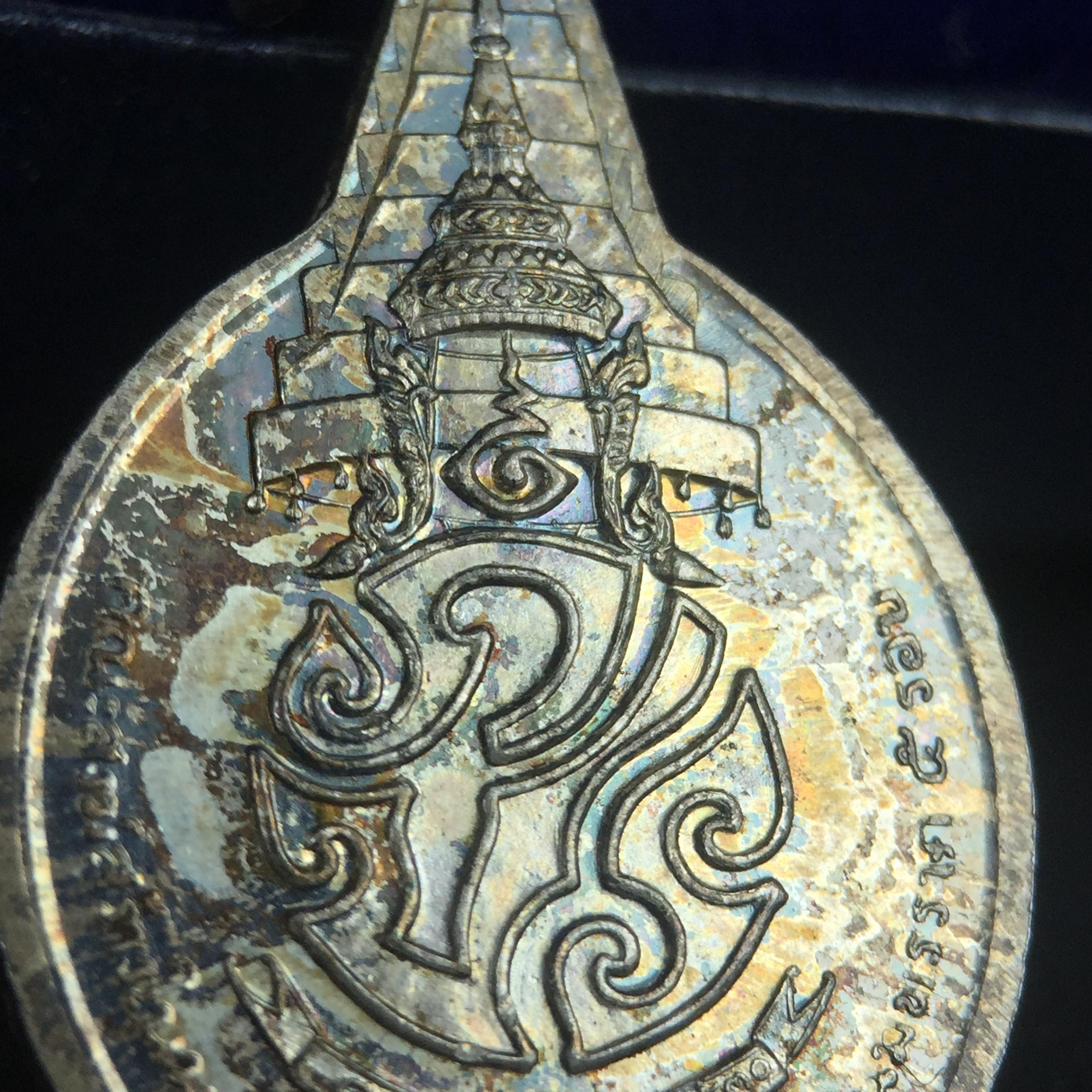 เหรียญพระชัยหลังช้าง ภปร. ครบ 5 รอบ ในหลวงรัชกาลที่9 พ.ศ.2530 พิมพ์เล็ก เนื้อเงิน(หนัก 2 สลึง)(สภาพผิวเดิมขึ้นสีรุ้งธรรมชาติสวยมาก)หายาก สภาพสวยเดิมพร้อมกล่องบรรจุเดิมครบสมบูรณ์(พิธีใหญ่ รุ่นยอดมนิยม)