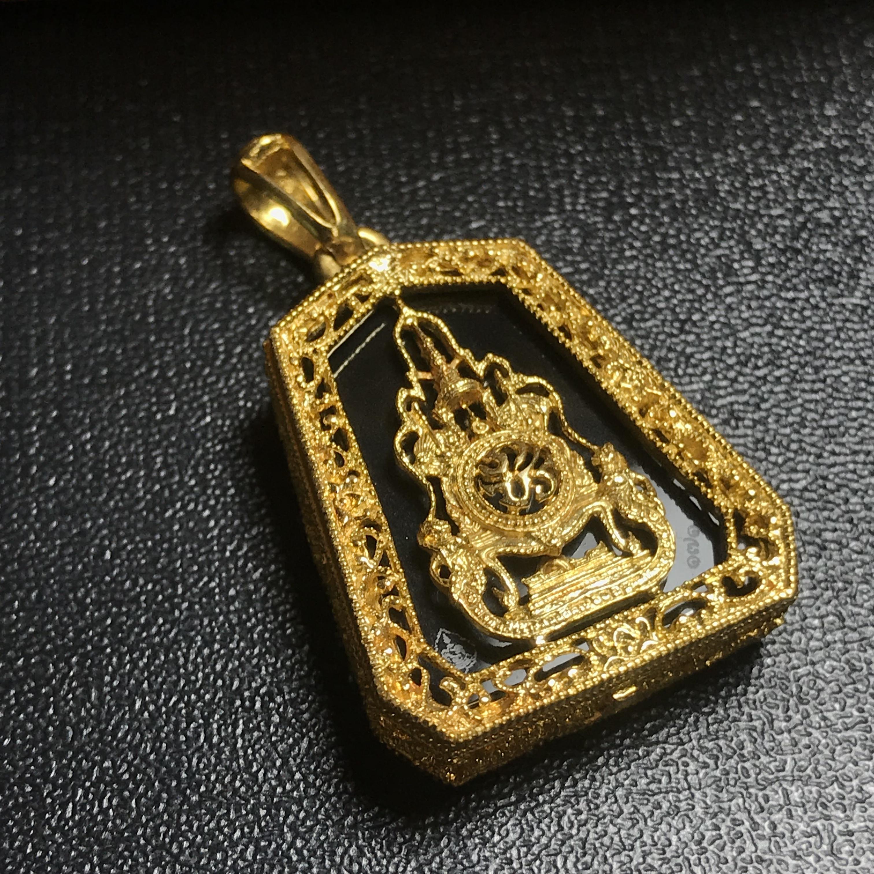 เหรียญพระแก้วมรกต(จำลอง)ทรงเครื่องฤดูร้อนแบบเจ็ดเหลี่ยม เนื้อทองคำ ด้านหลังตราสัญลักษณ์ฉลองสิริราชสมบัติครบ 60 ปี(1ใน1999องค์)(หายากมาก)